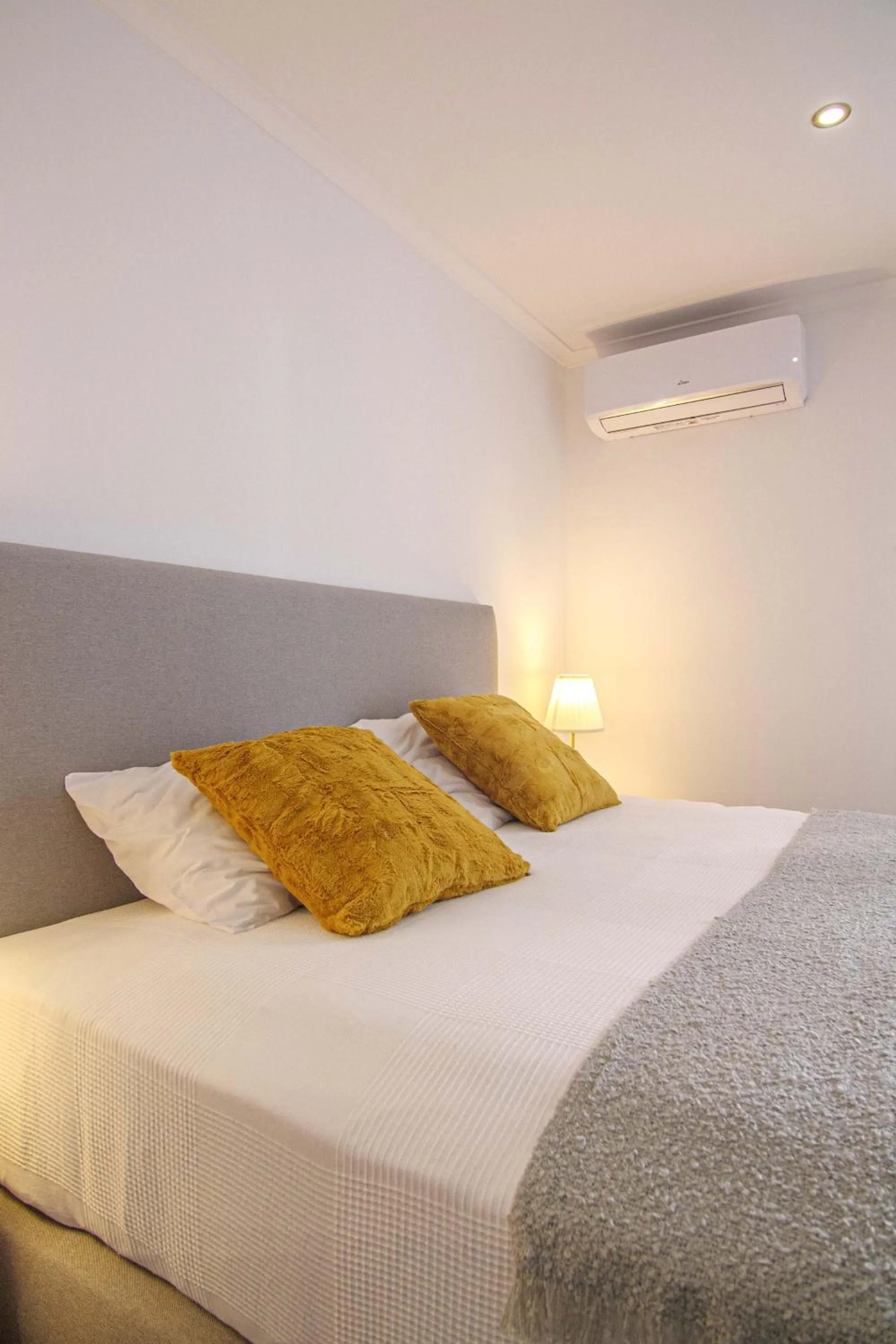 Bed in Pine House - Faro Airport, Beach and City Center