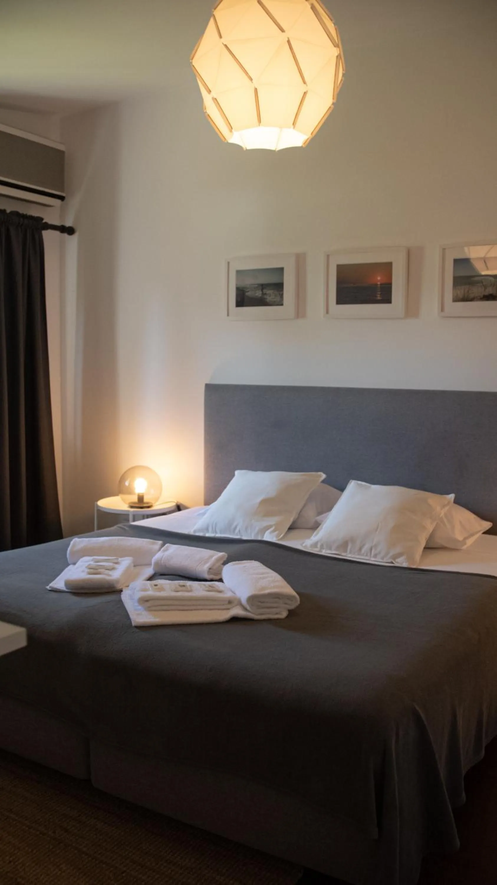Bed in Pine House - Faro Airport, Beach and City Center