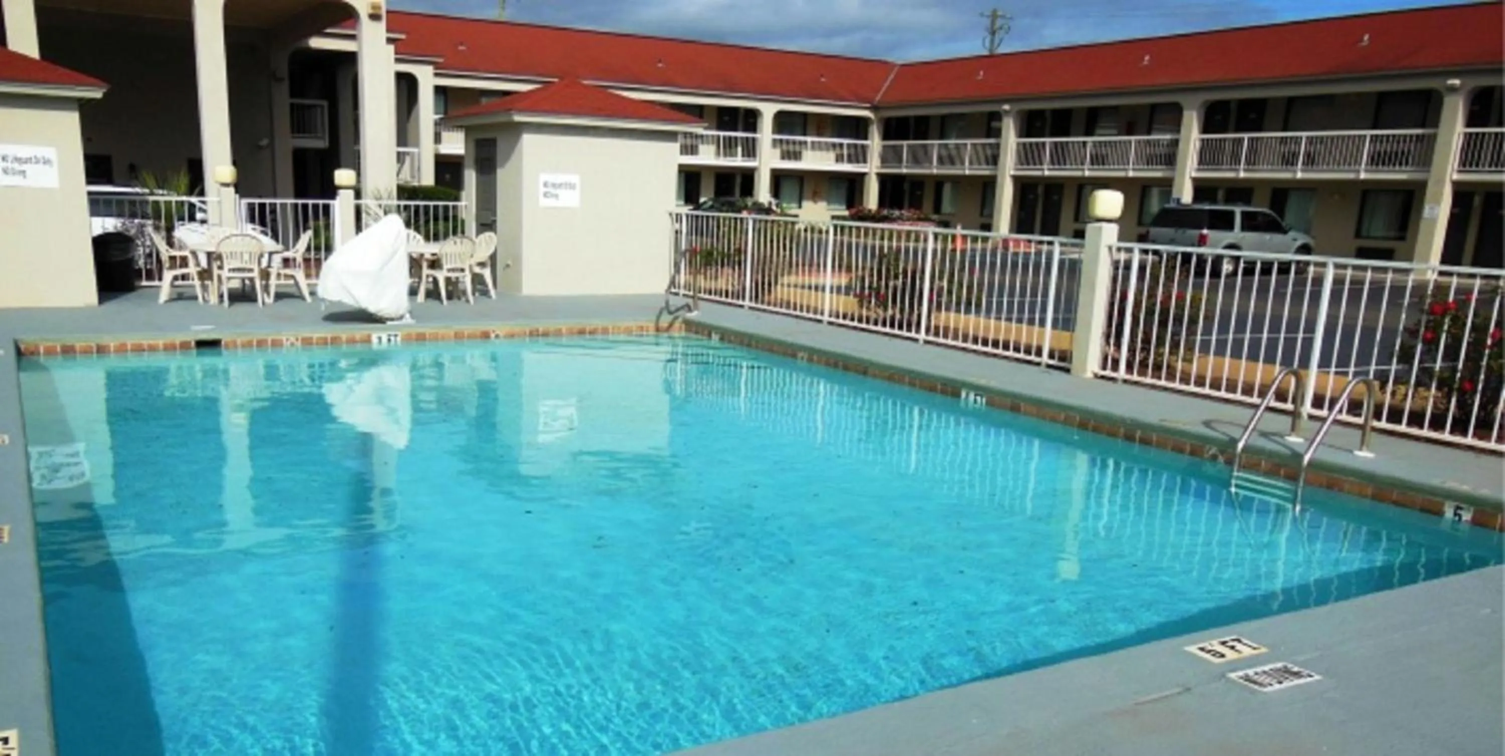 Swimming pool in Motel 6 Abbeville, AL