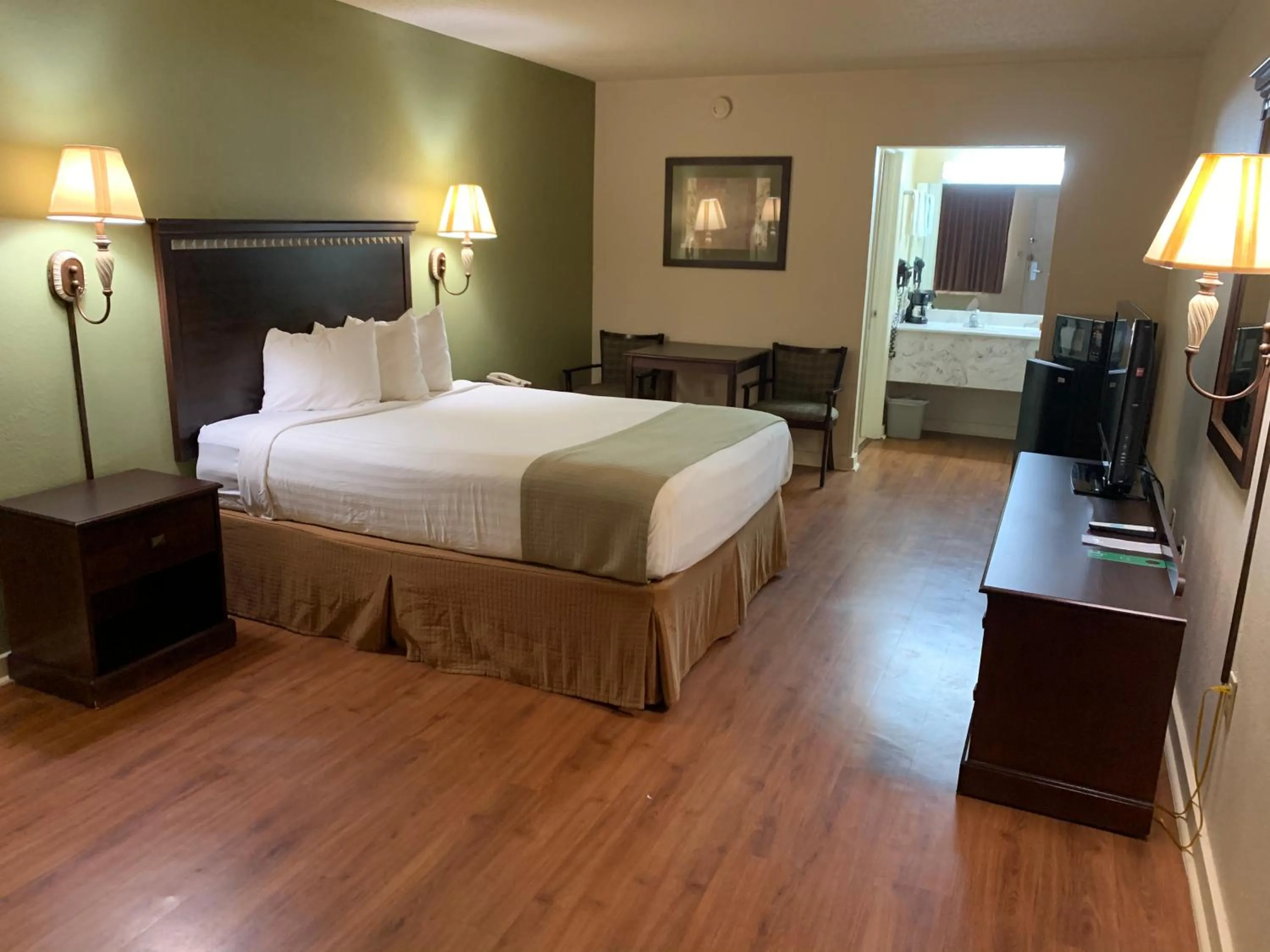 Bed in Motel 6 Abbeville, AL