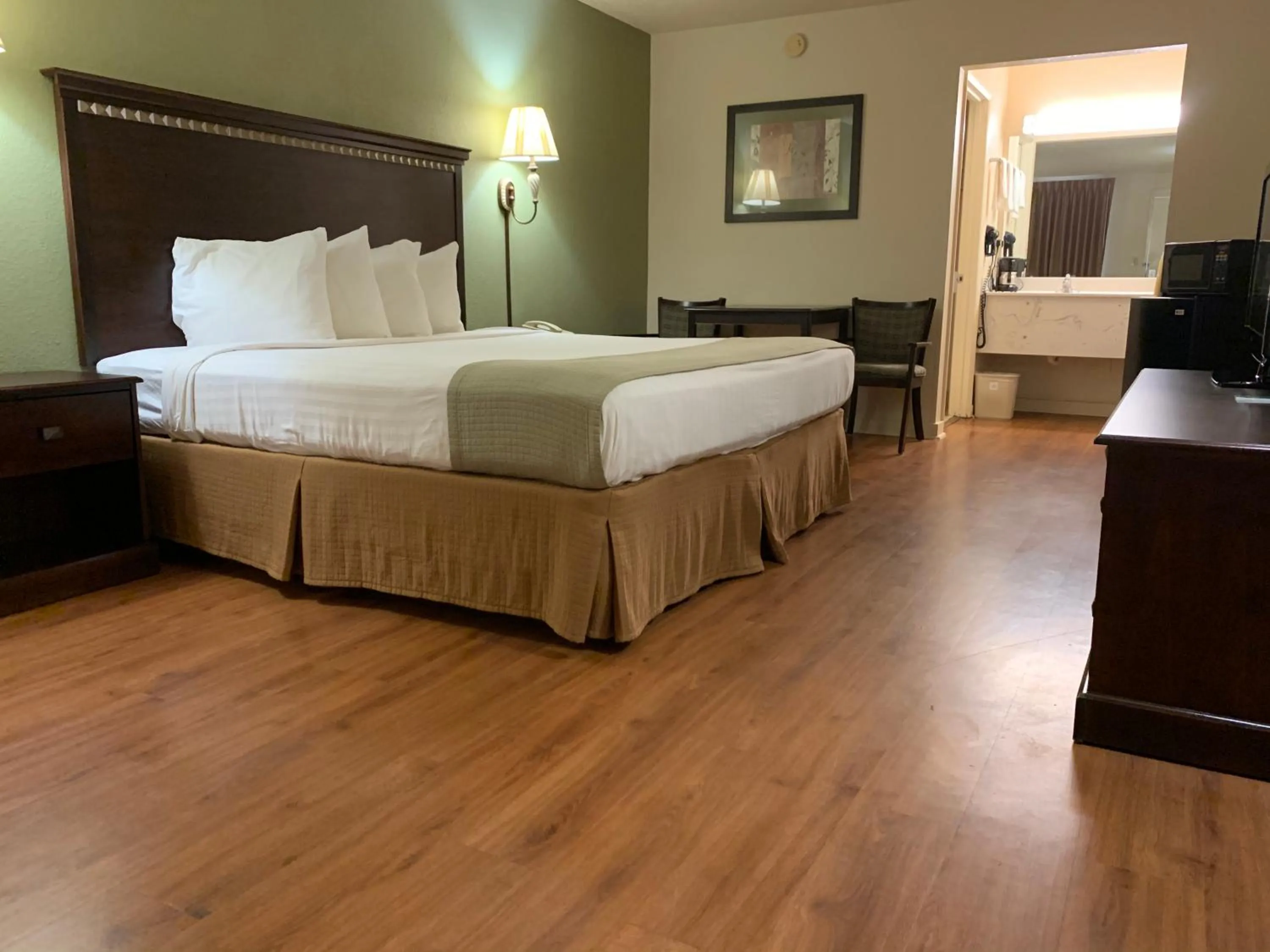 Bed in Motel 6 Abbeville, AL