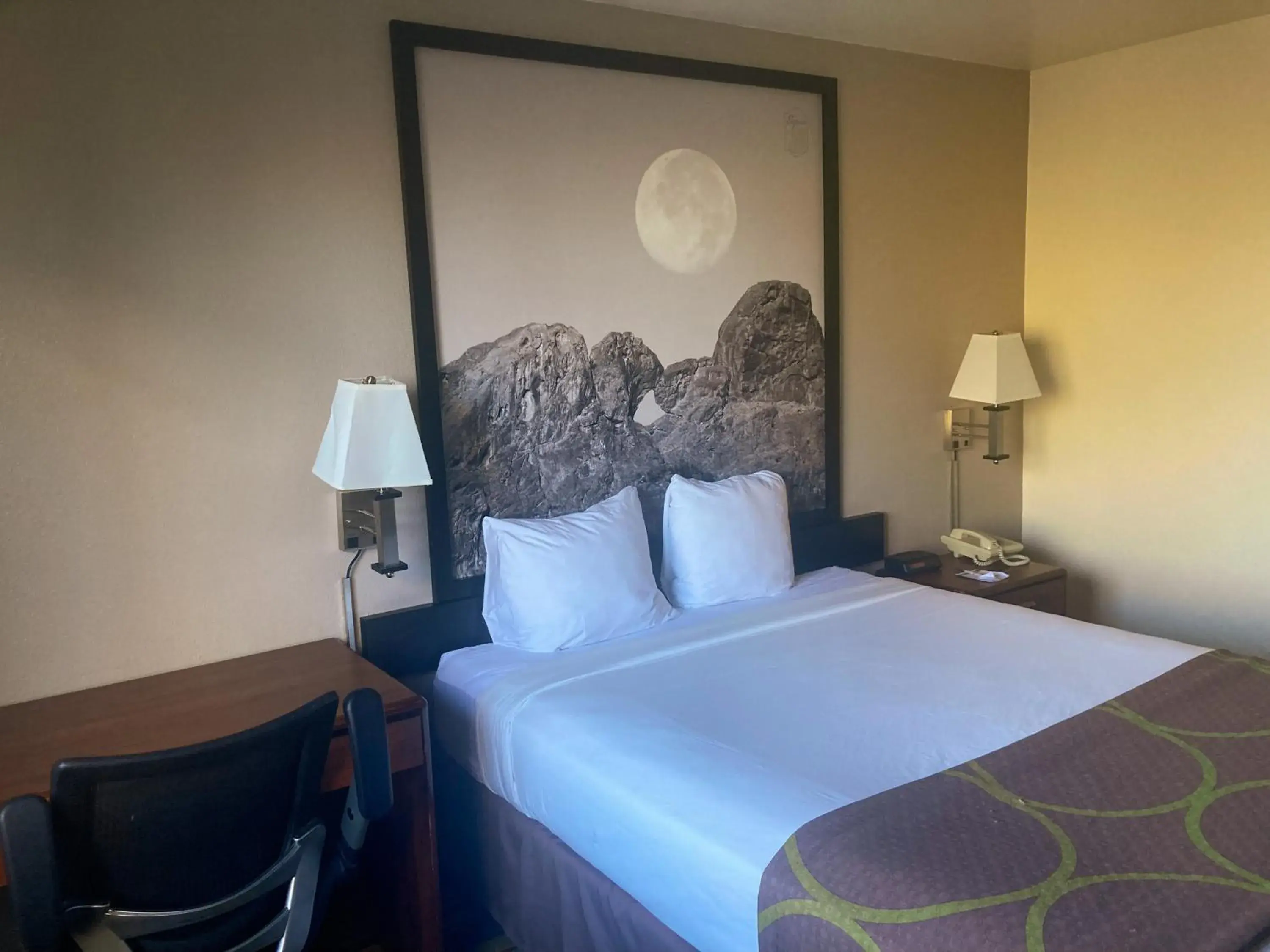 Queen Room - Non-Smoking in Super 8 by Wyndham Windsor Queen Room - Non-Smoking in Super 8 by Wyndham Windsor