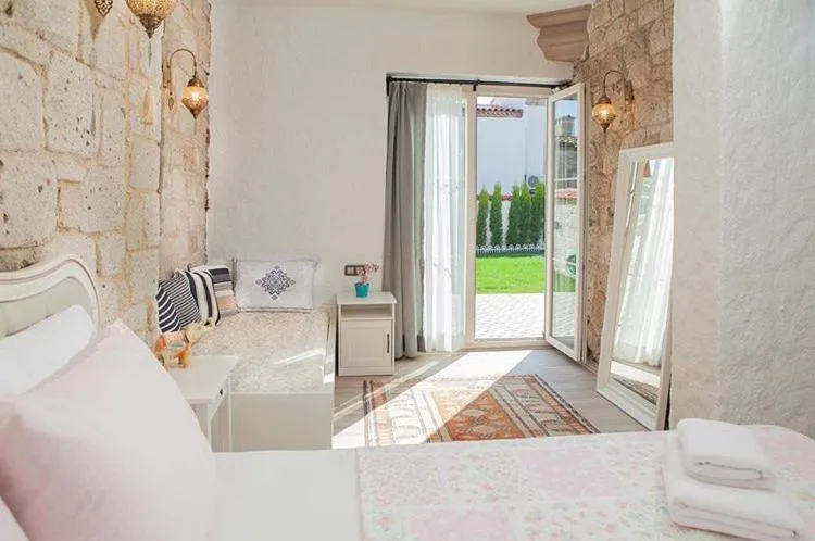 Seating area, Bed in Kybele Suites Alaçatı