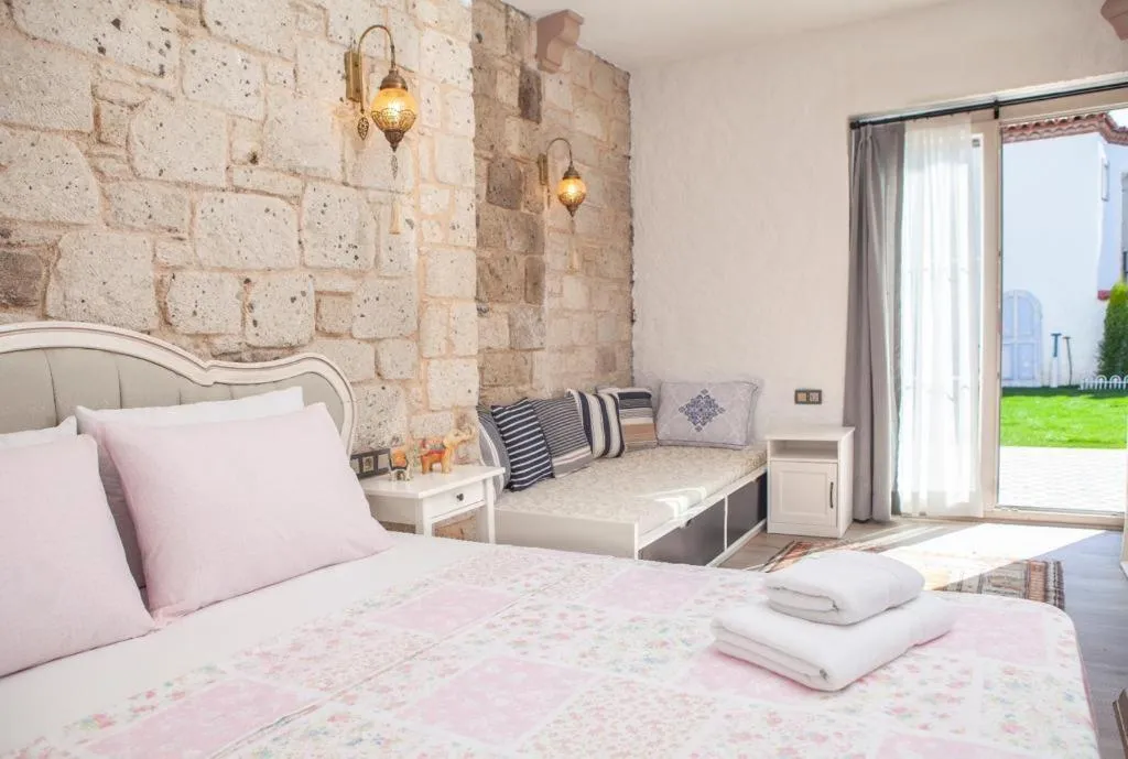 Photo of the whole room, Bed in Kybele Suites Alaçatı