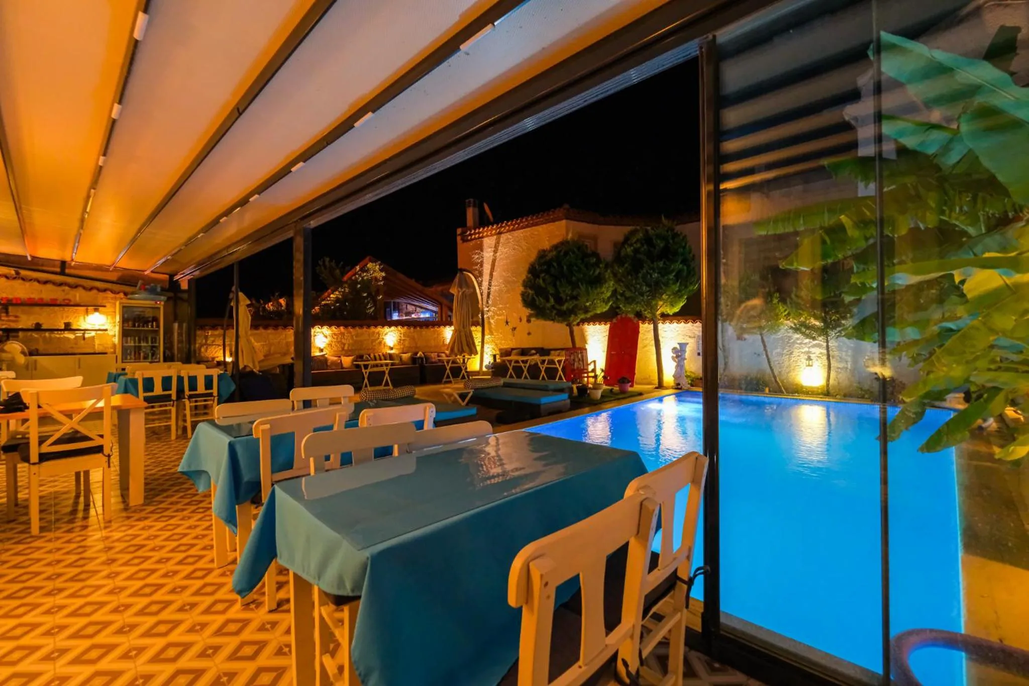 Restaurant/places to eat in Kybele Suites Alaçatı