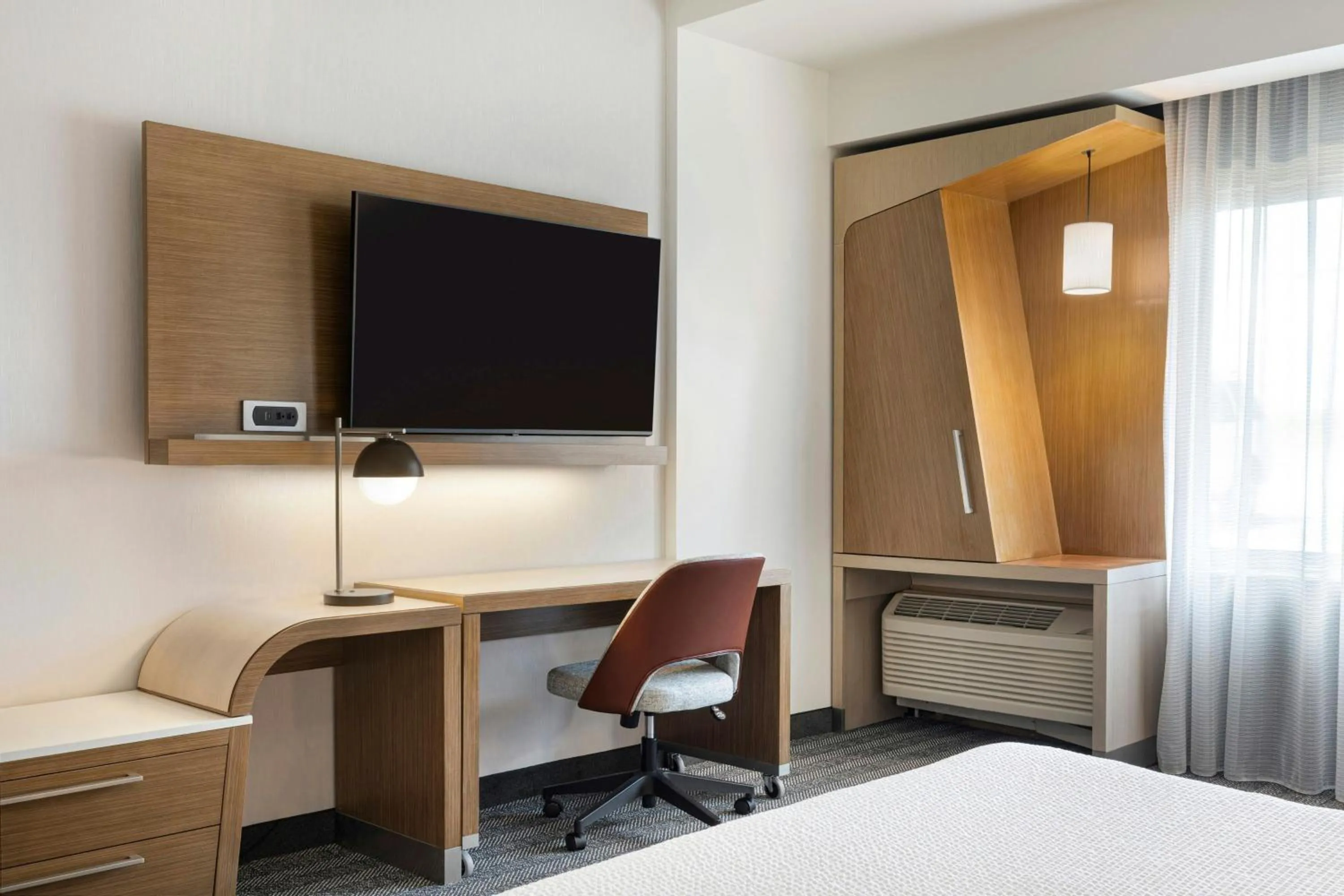 Photo of the whole room, Bed in Courtyard by Marriott St. Louis St. Peters