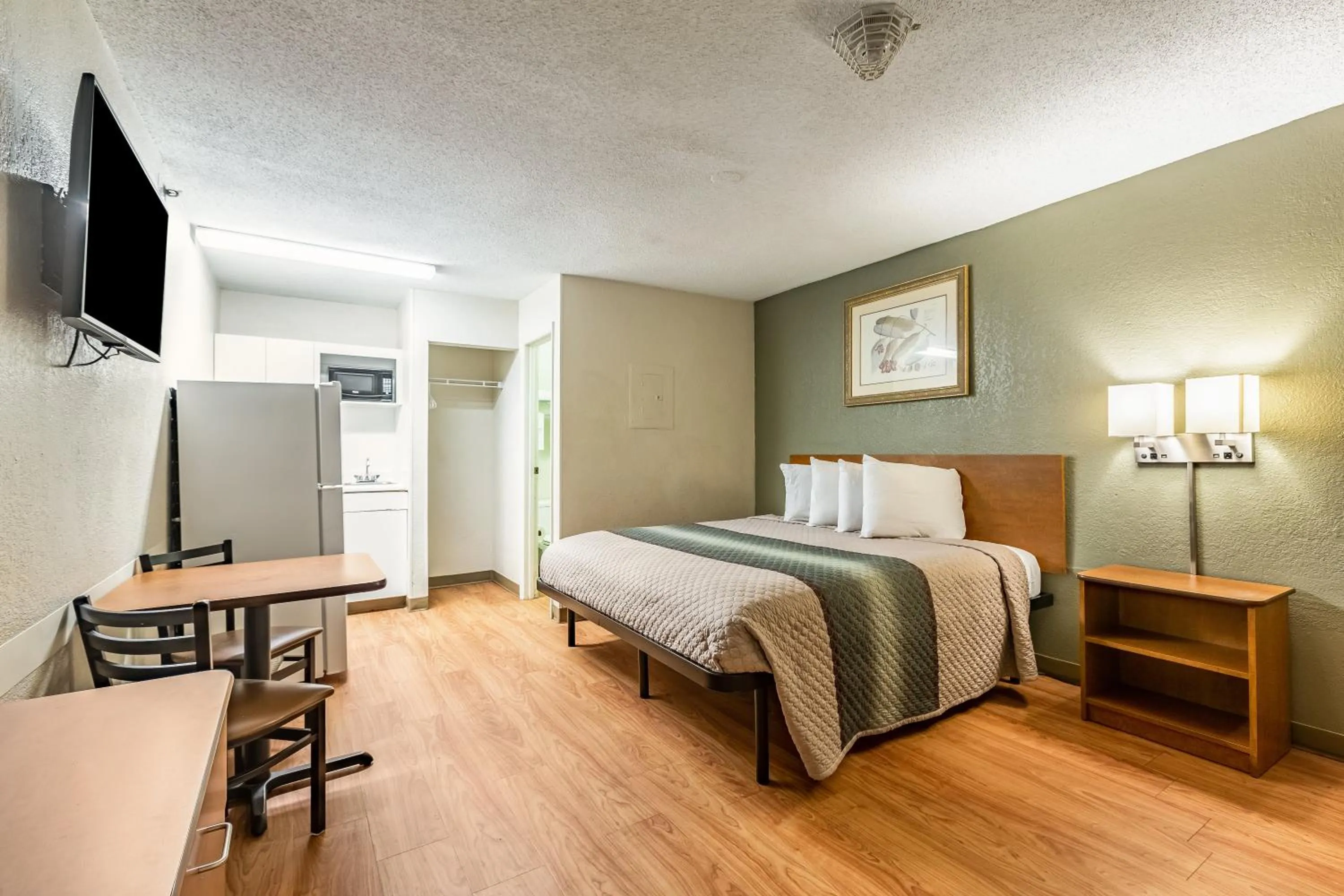 Photo of the whole room, Bed in HomeTowne Studios by Red Roof Atlanta NE – Norcross South