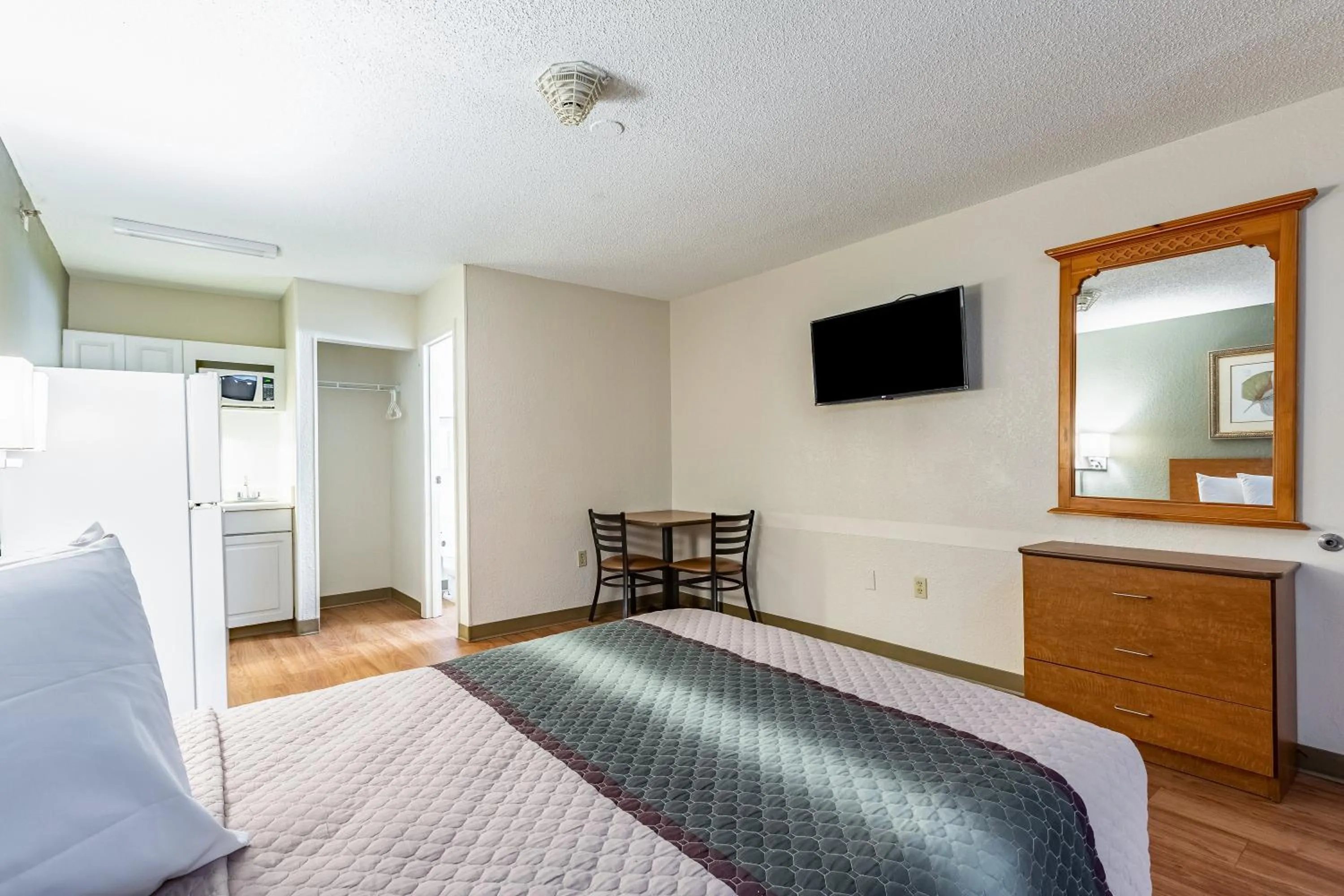 Photo of the whole room, Bed in HomeTowne Studios by Red Roof Atlanta NE – Norcross South