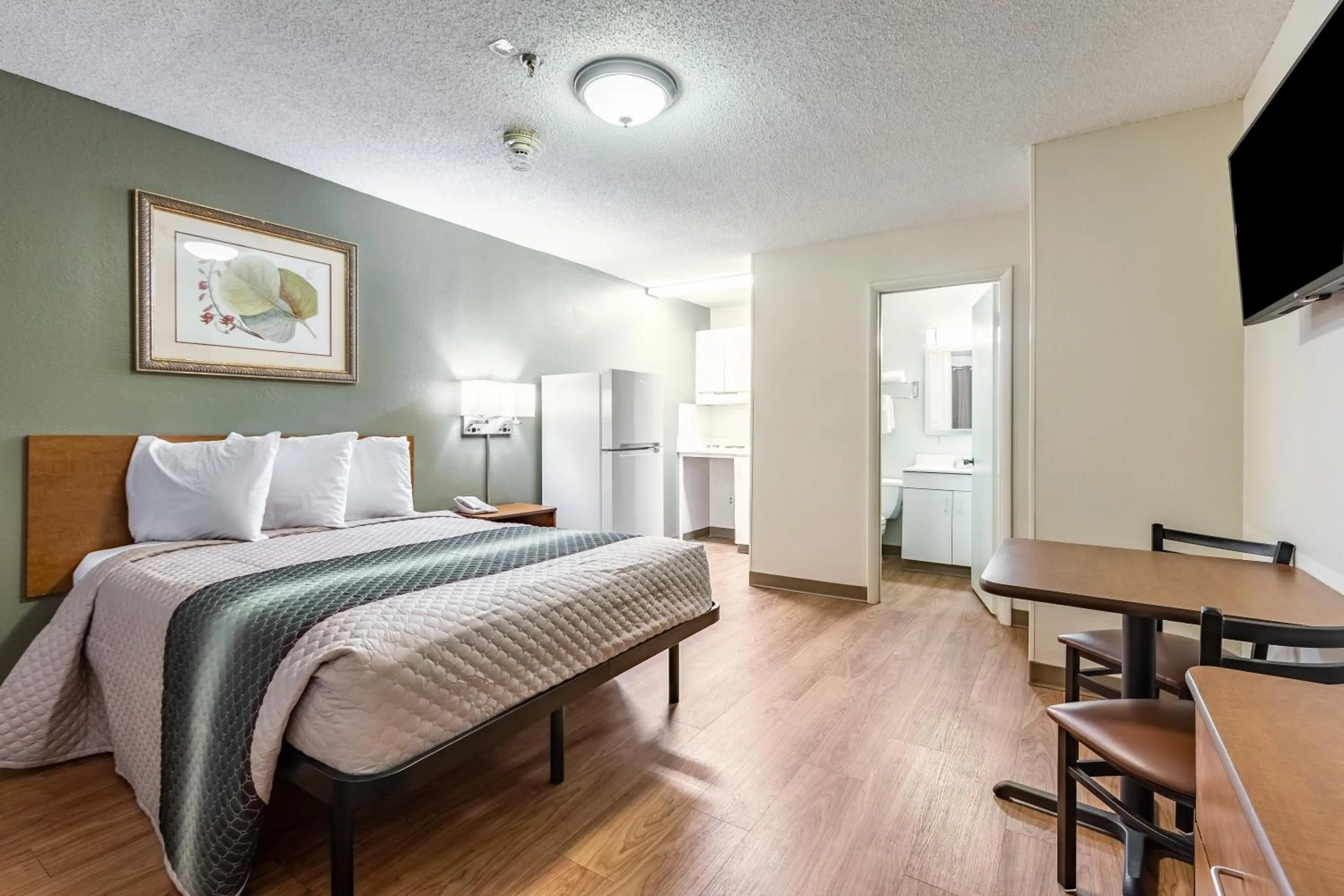 Photo of the whole room, Bed in HomeTowne Studios by Red Roof Atlanta NE – Norcross South