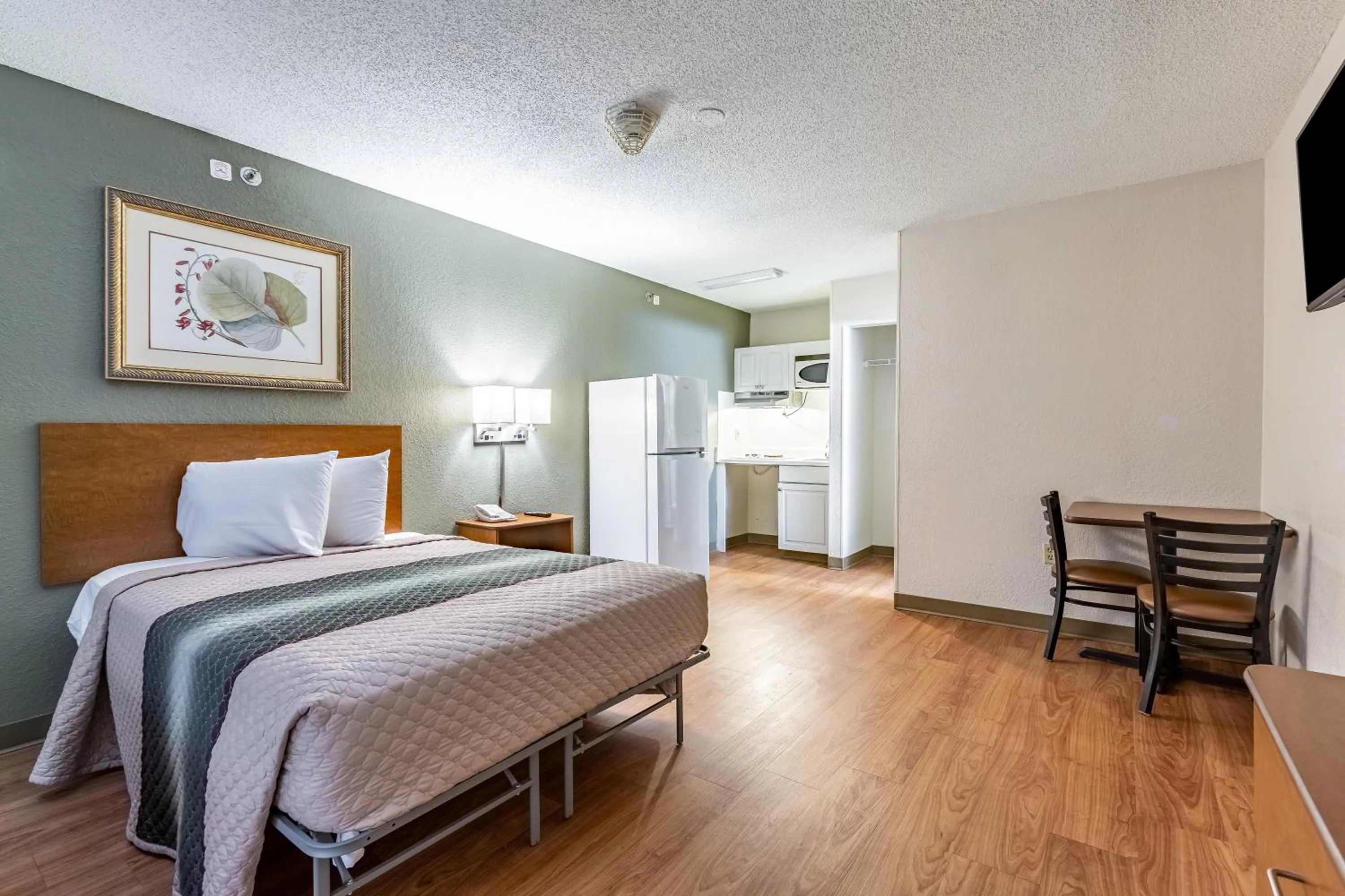 Photo of the whole room, Bed in HomeTowne Studios by Red Roof Atlanta NE – Norcross South