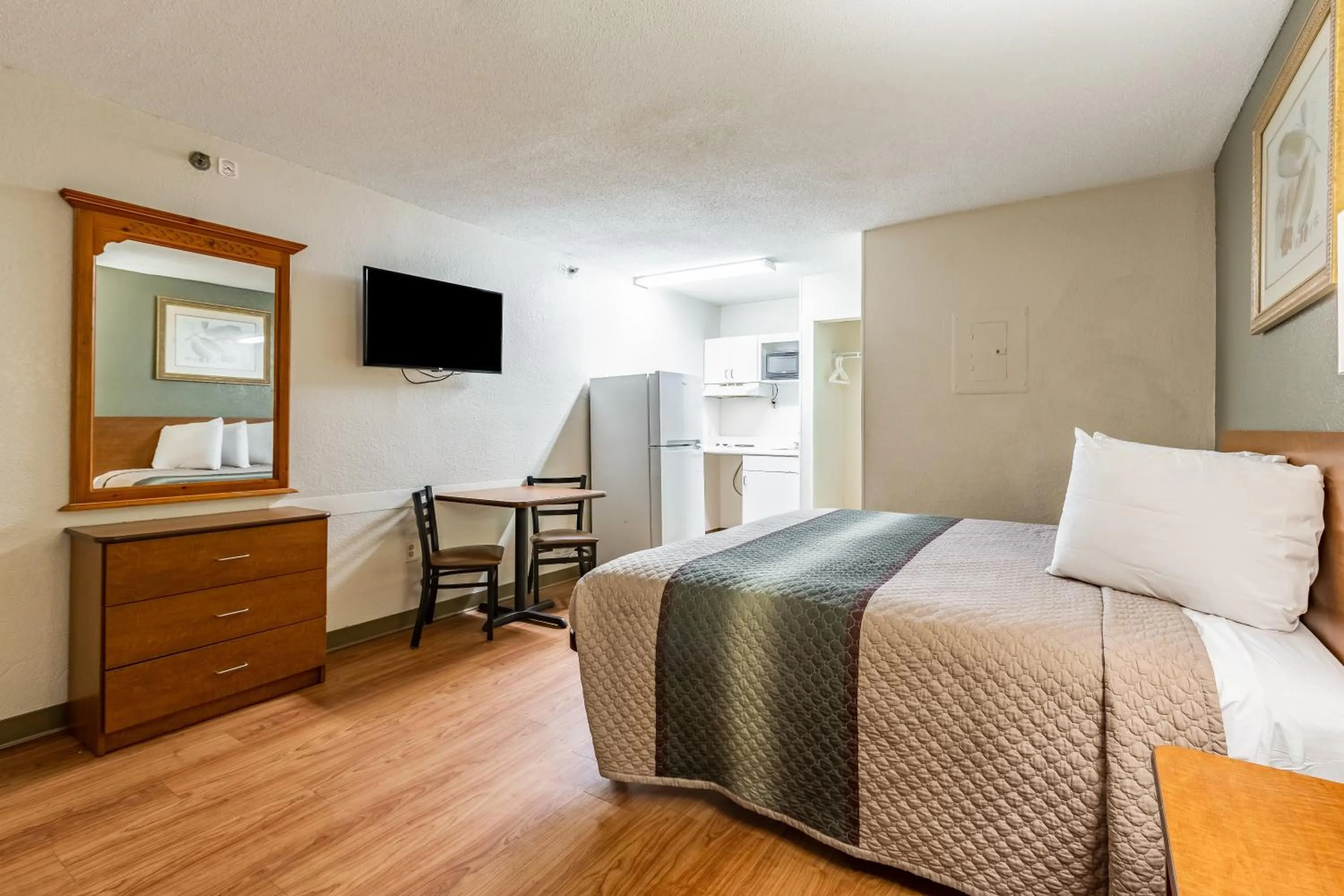 Photo of the whole room, Bed in HomeTowne Studios by Red Roof Atlanta NE – Norcross South