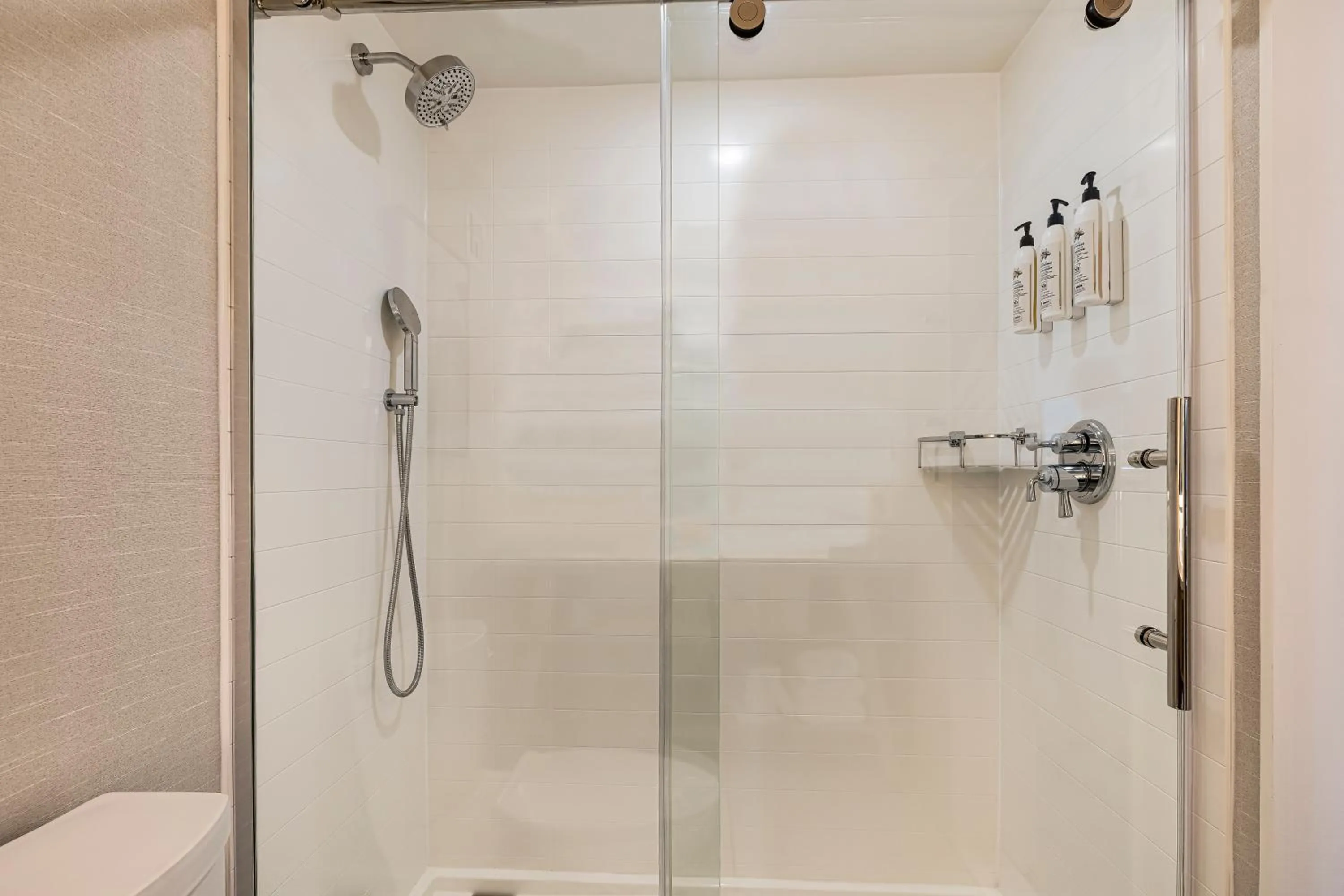 Shower in Hotel Preston Nashville Airport