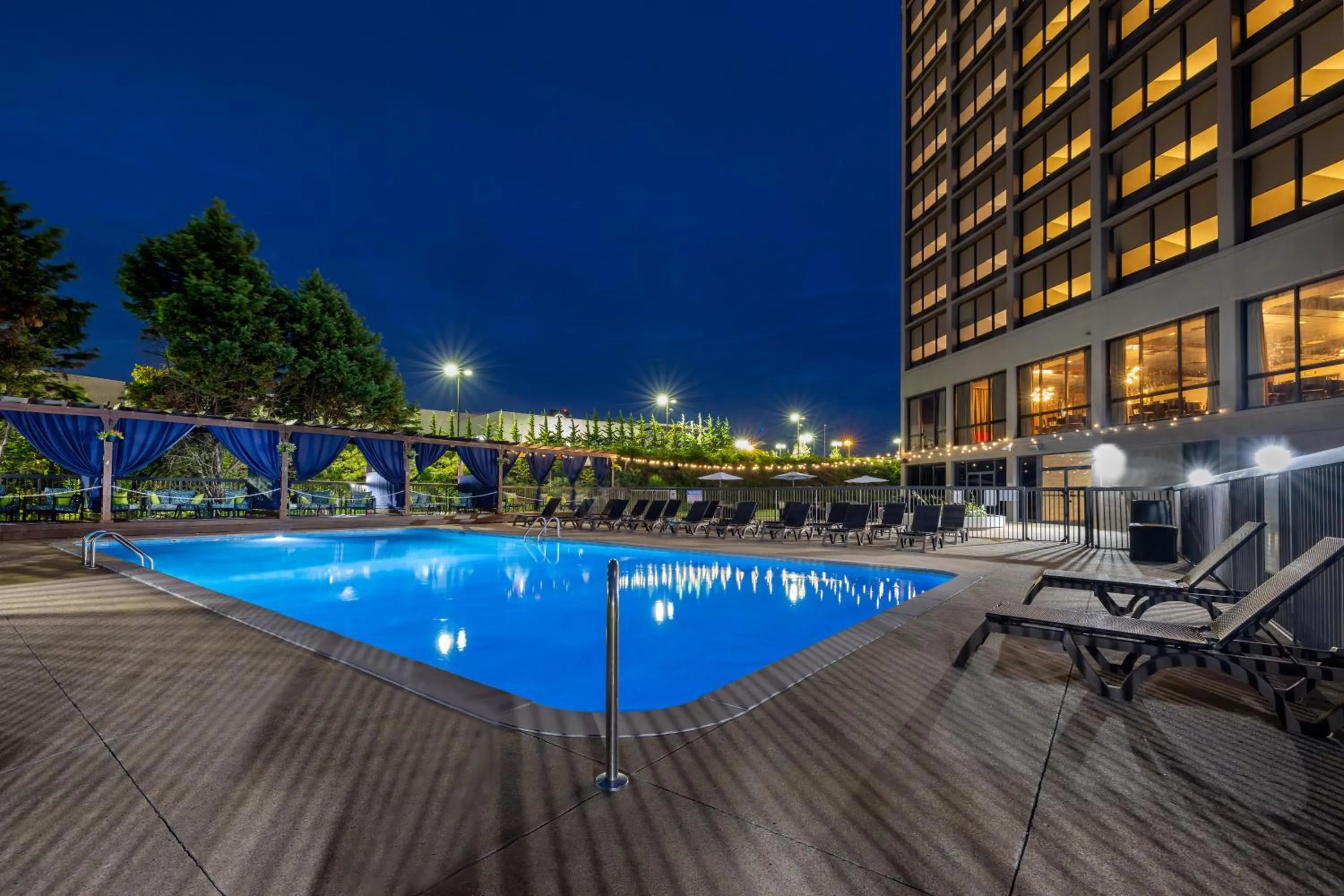 Swimming pool in Hotel Preston Nashville Airport