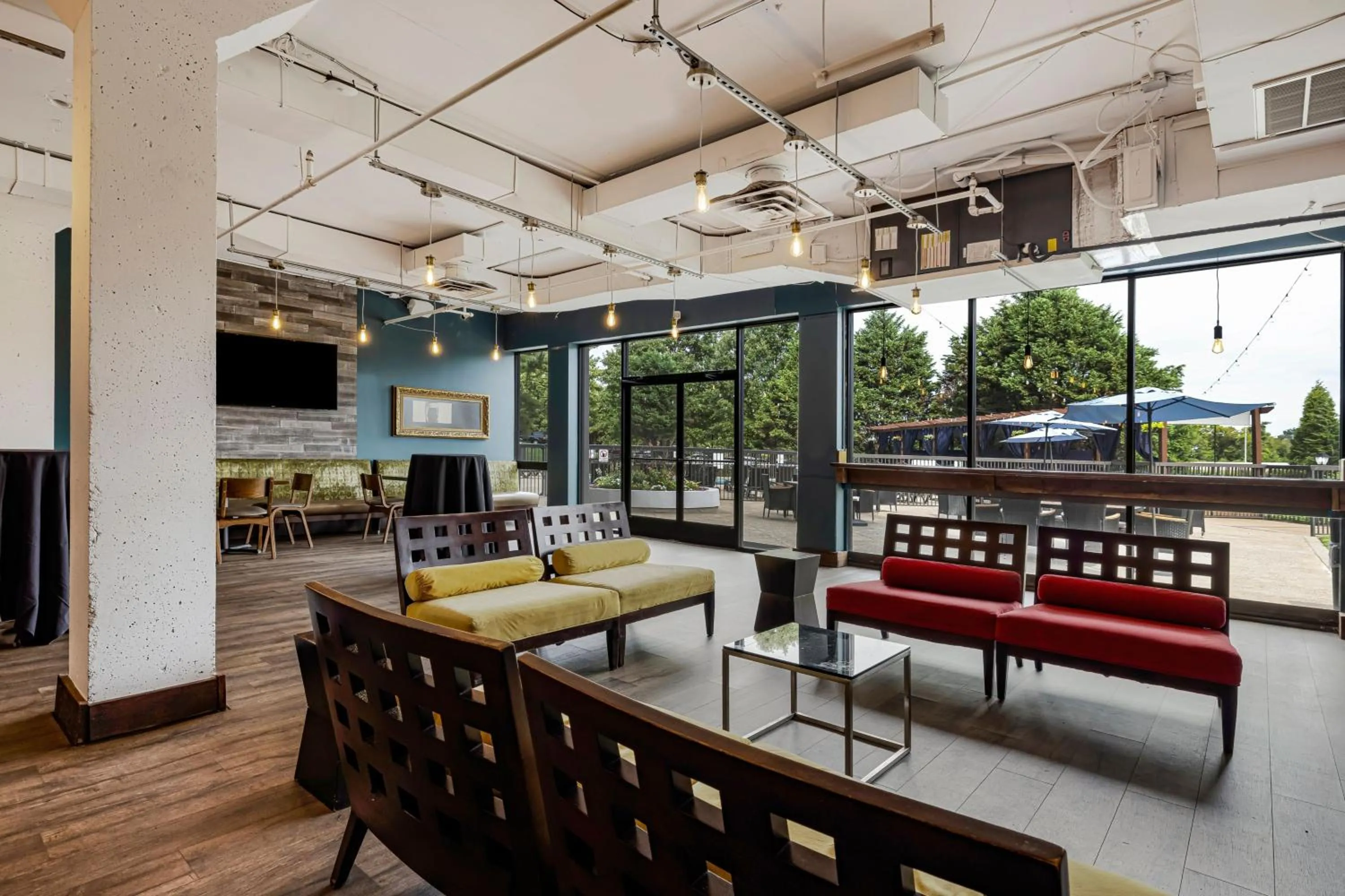 Swimming pool in Hotel Preston Nashville Airport