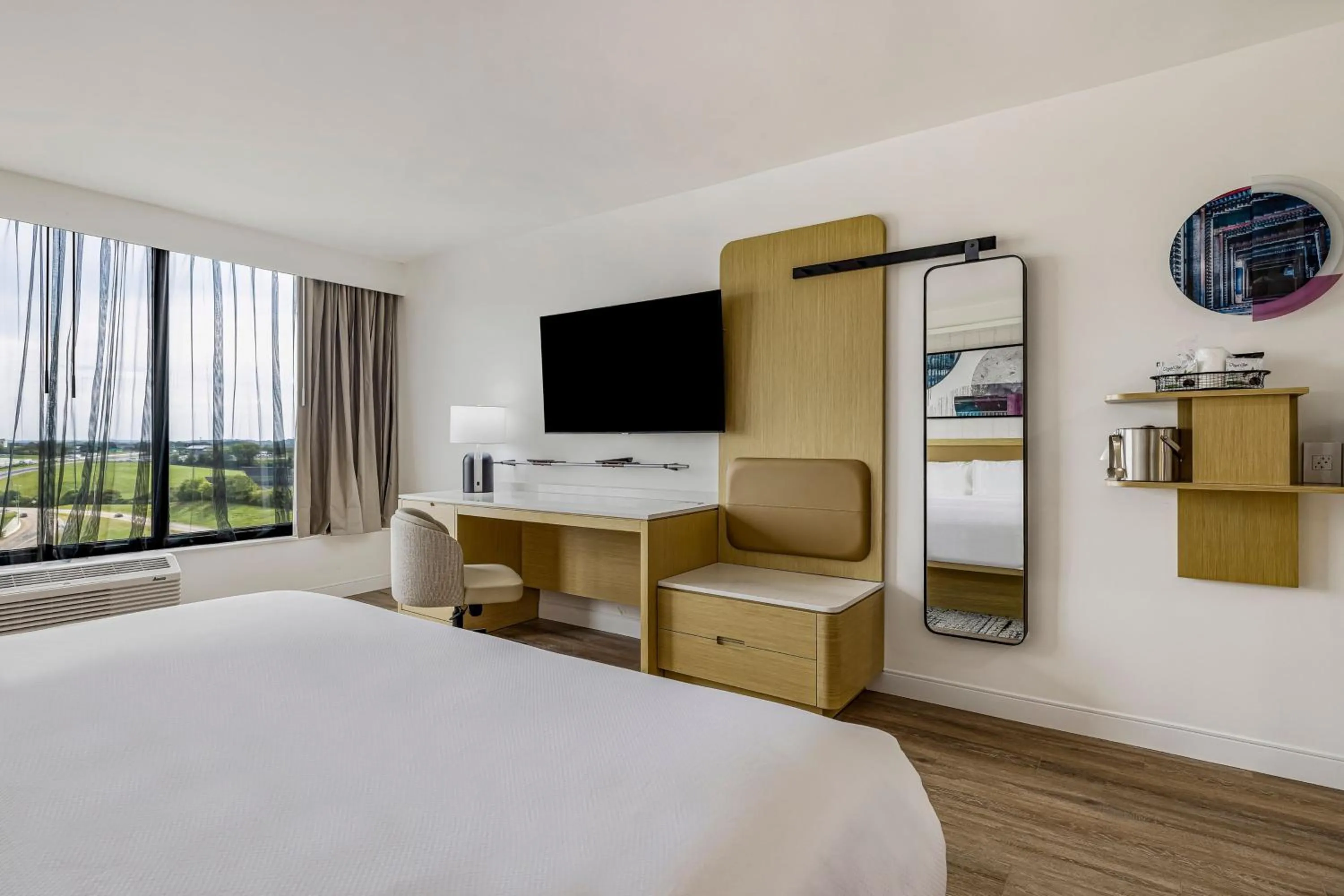 Photo of the whole room, Bed in Hotel Preston Nashville Airport