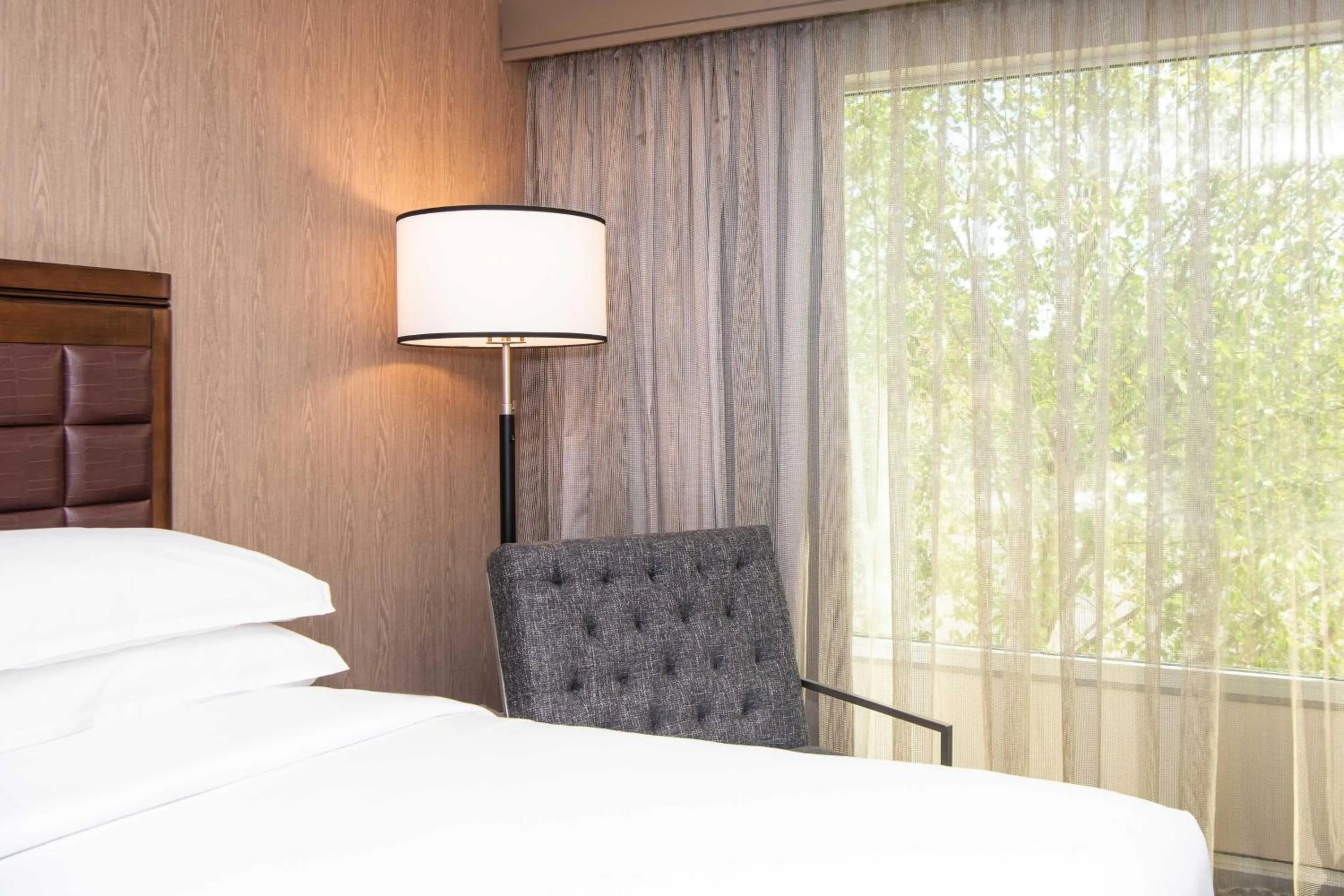 Photo of the whole room, Bed in Sheraton Ann Arbor Hotel