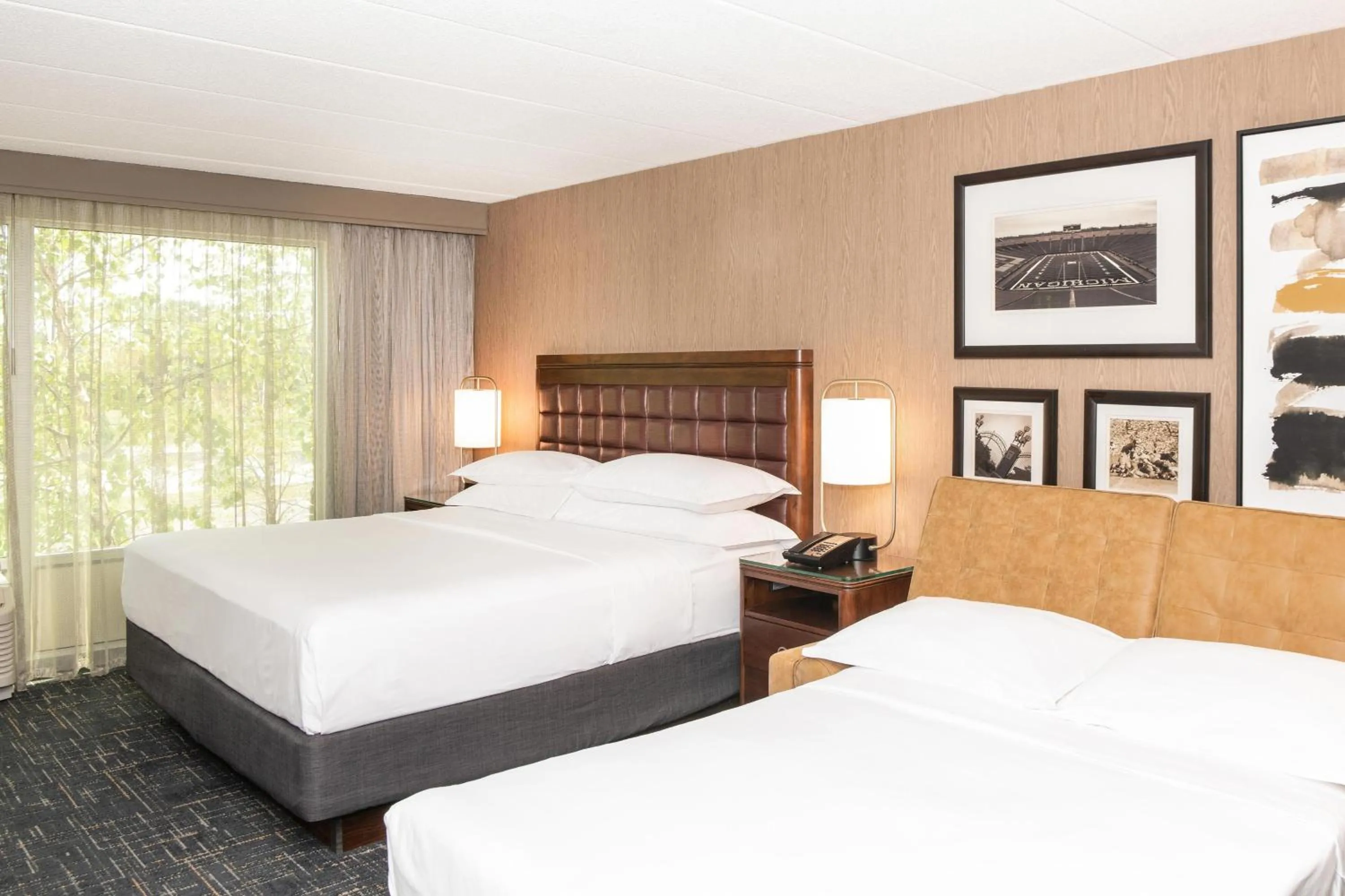 Bedroom, Bed in Sheraton Ann Arbor Hotel