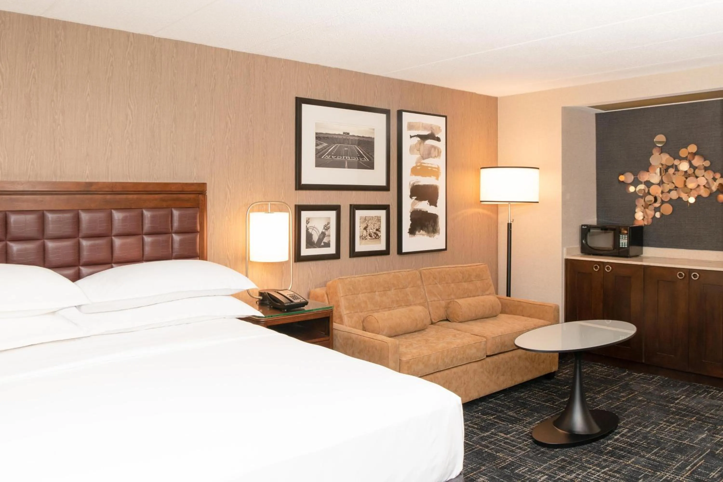 Bedroom, Bed in Sheraton Ann Arbor Hotel