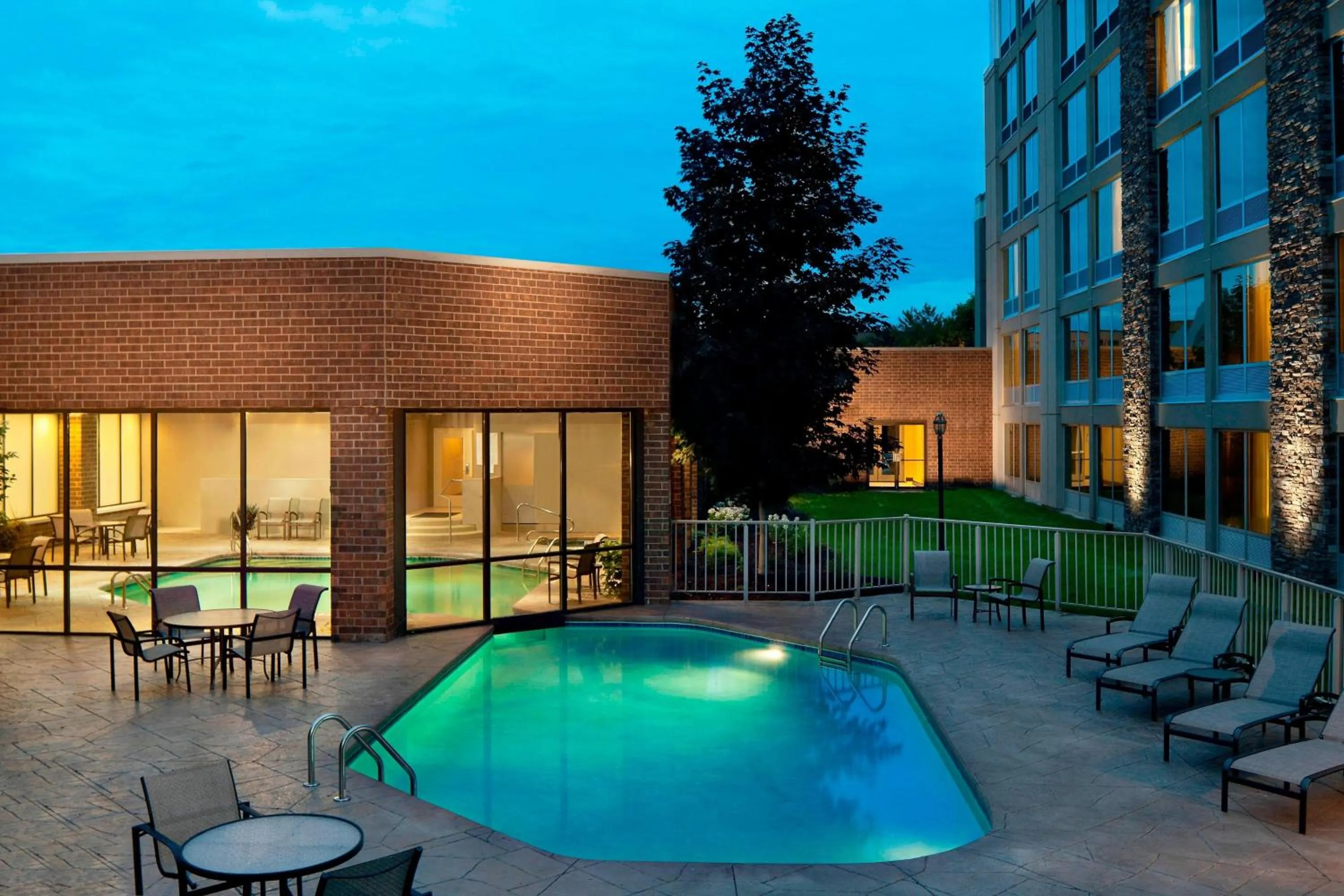 Swimming pool in Sheraton Ann Arbor Hotel