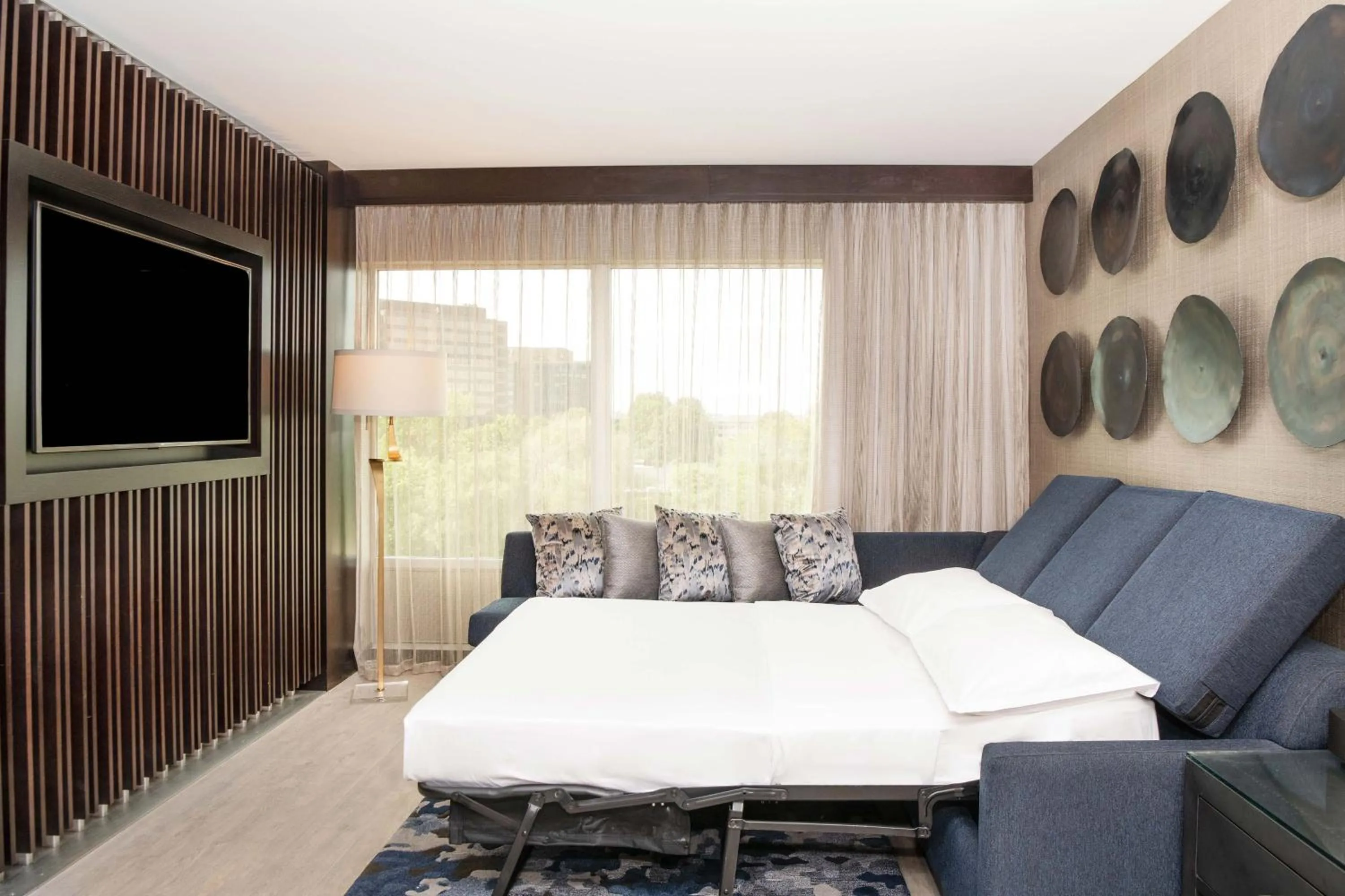 Bedroom in Sheraton Ann Arbor Hotel