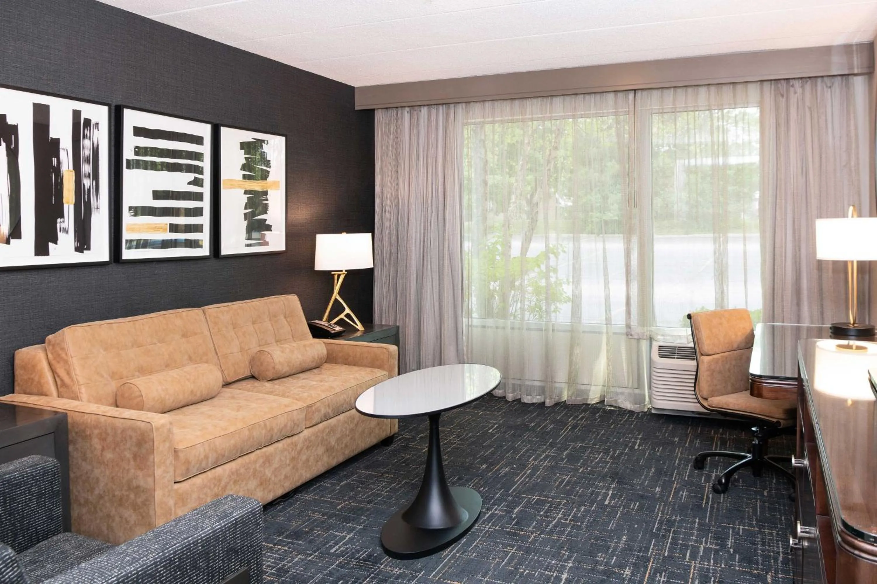 Living room in Sheraton Ann Arbor Hotel