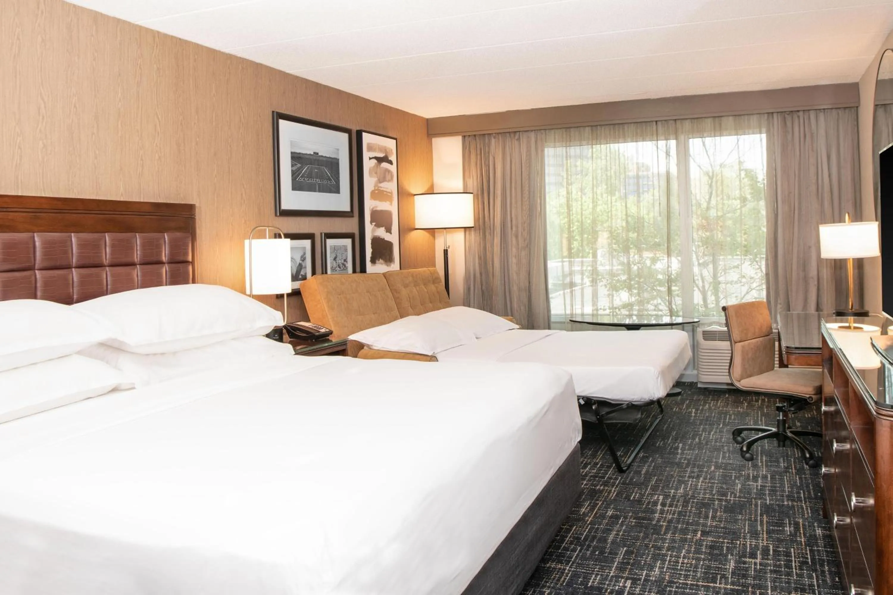 Photo of the whole room, Bed in Sheraton Ann Arbor Hotel