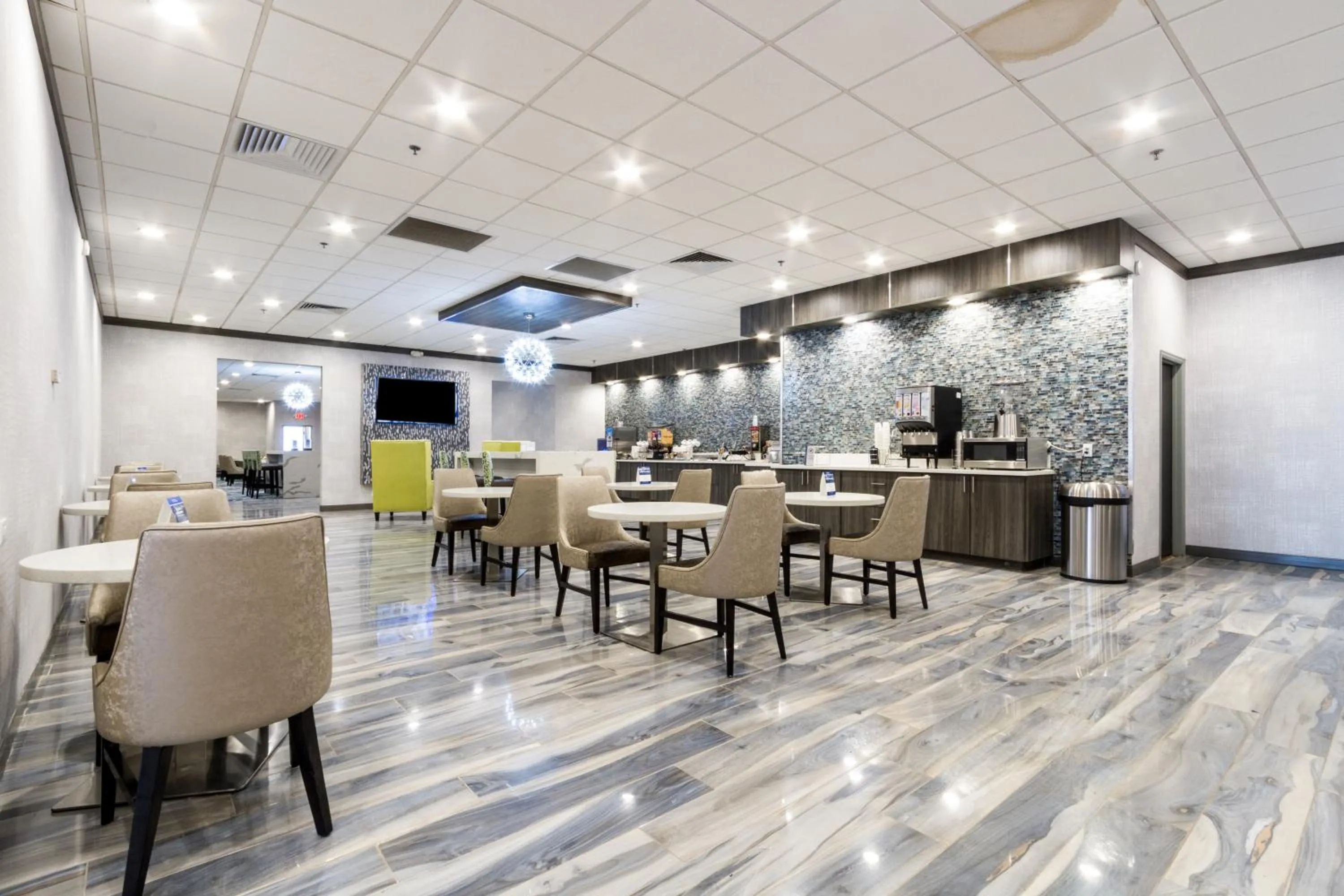 Restaurant/Places to Eat in Best Western Plus Executive Residency Denver-Central Park Hotel