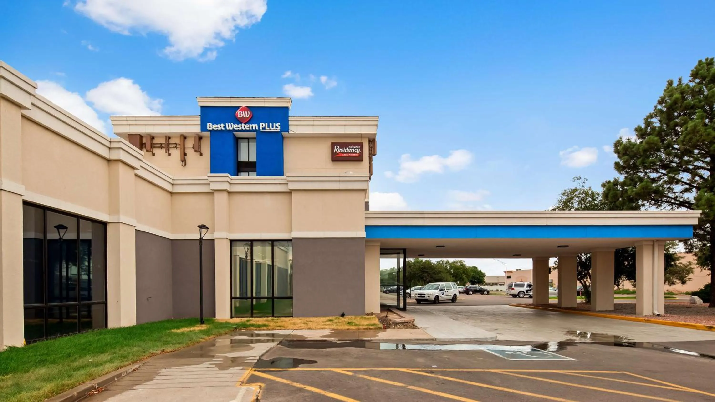 Property Building in Best Western Plus Executive Residency Denver-Central Park Hotel