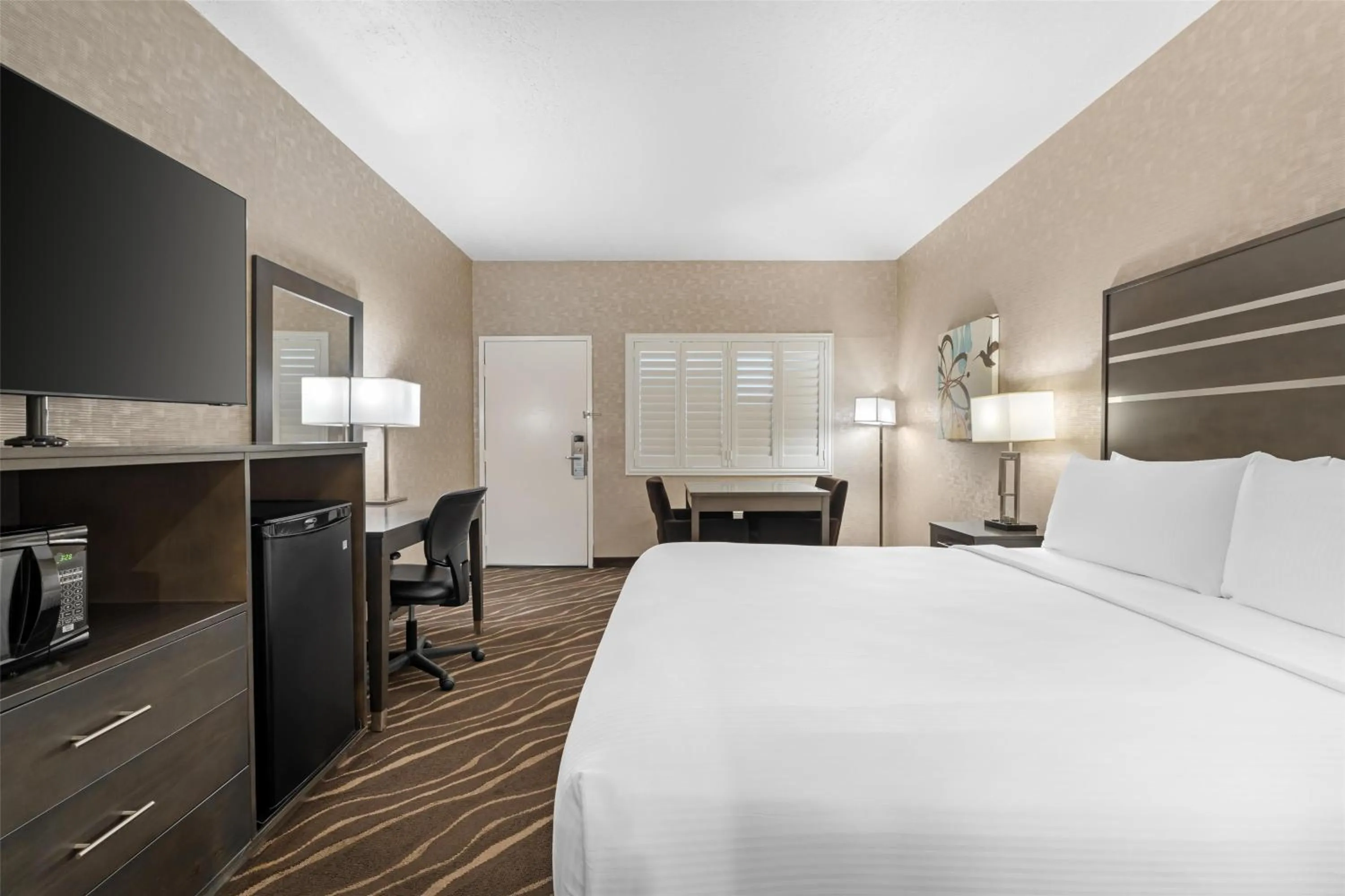 Bedroom, Bed in Best Western Plus Park Place Inn - Mini Suites
