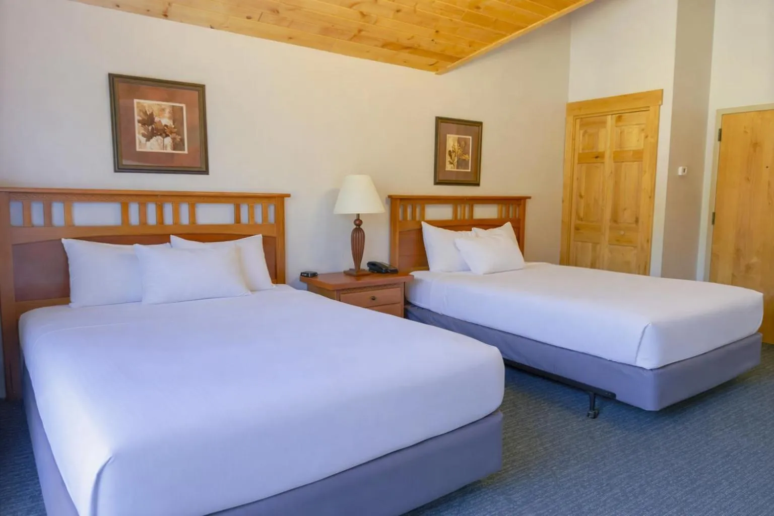 Bed in Ruttger's Bay Lake Resort