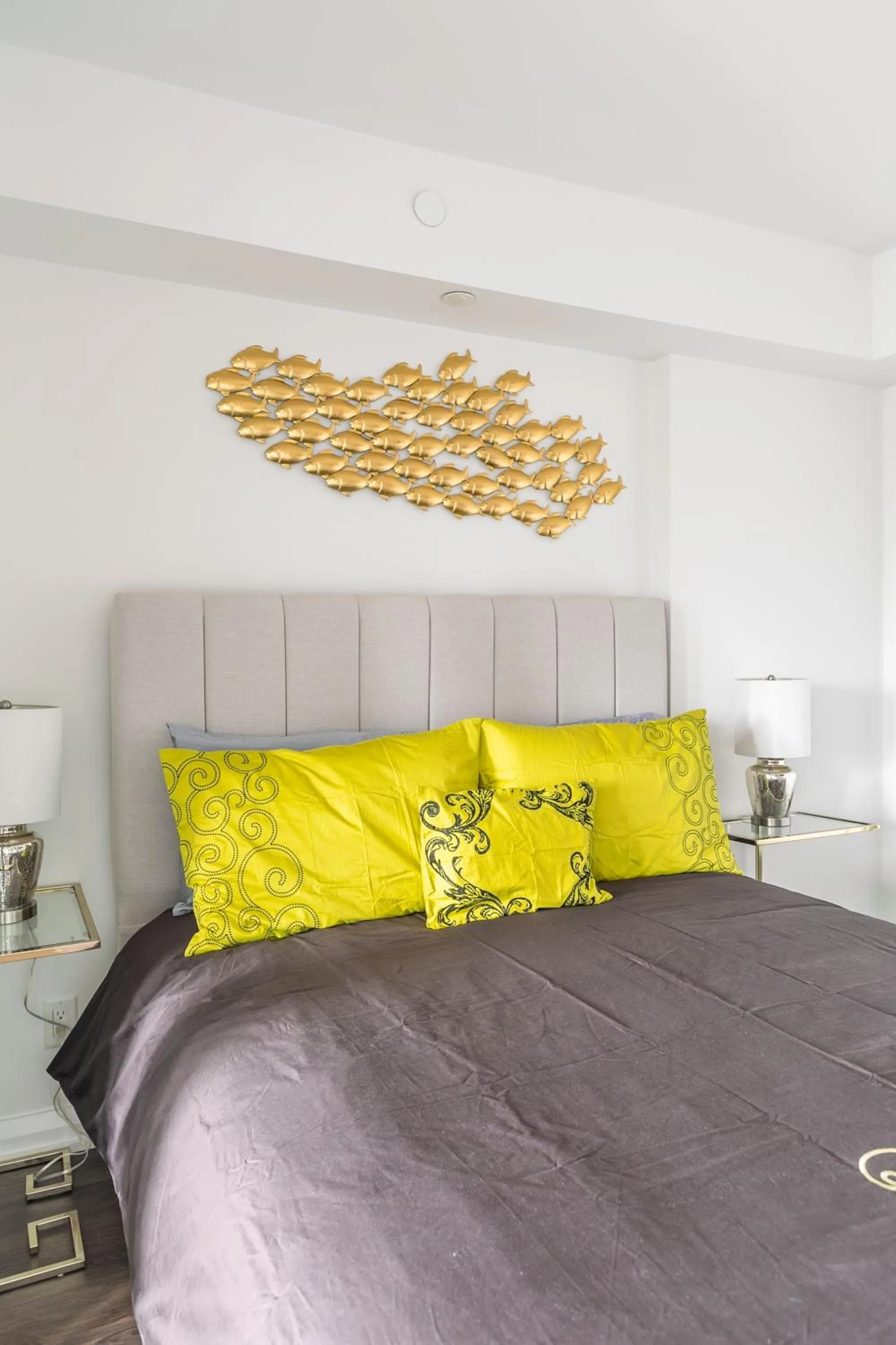 Bed in GLOBALSTAY Charming Yorkville Aprt