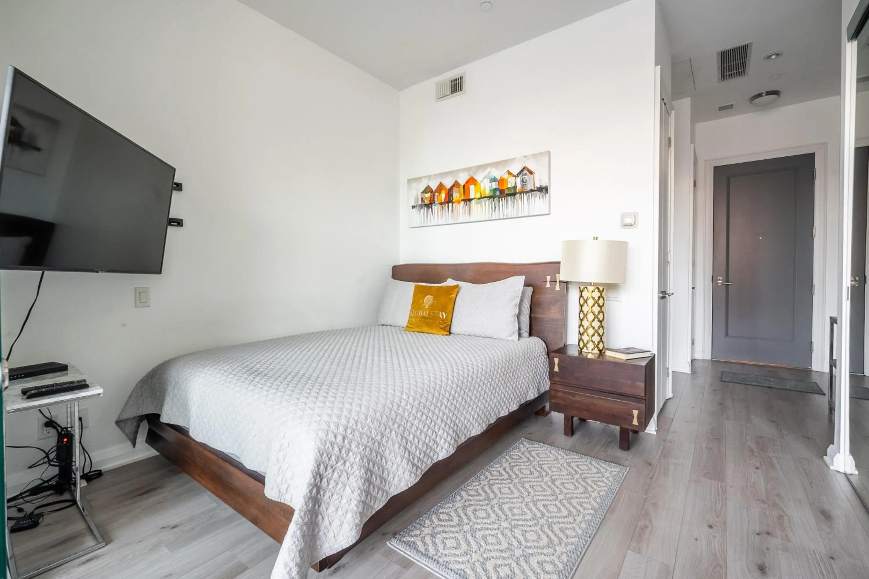 Bed in GLOBALSTAY Charming Yorkville Aprt