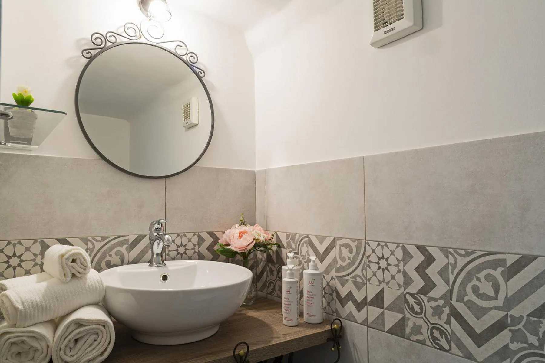 Bathroom in Casa Rosa al Molo by Wonderful Italy