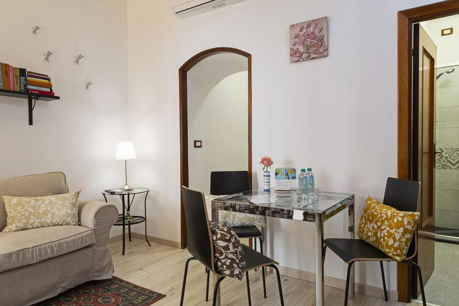 Living room in Casa Rosa al Molo by Wonderful Italy