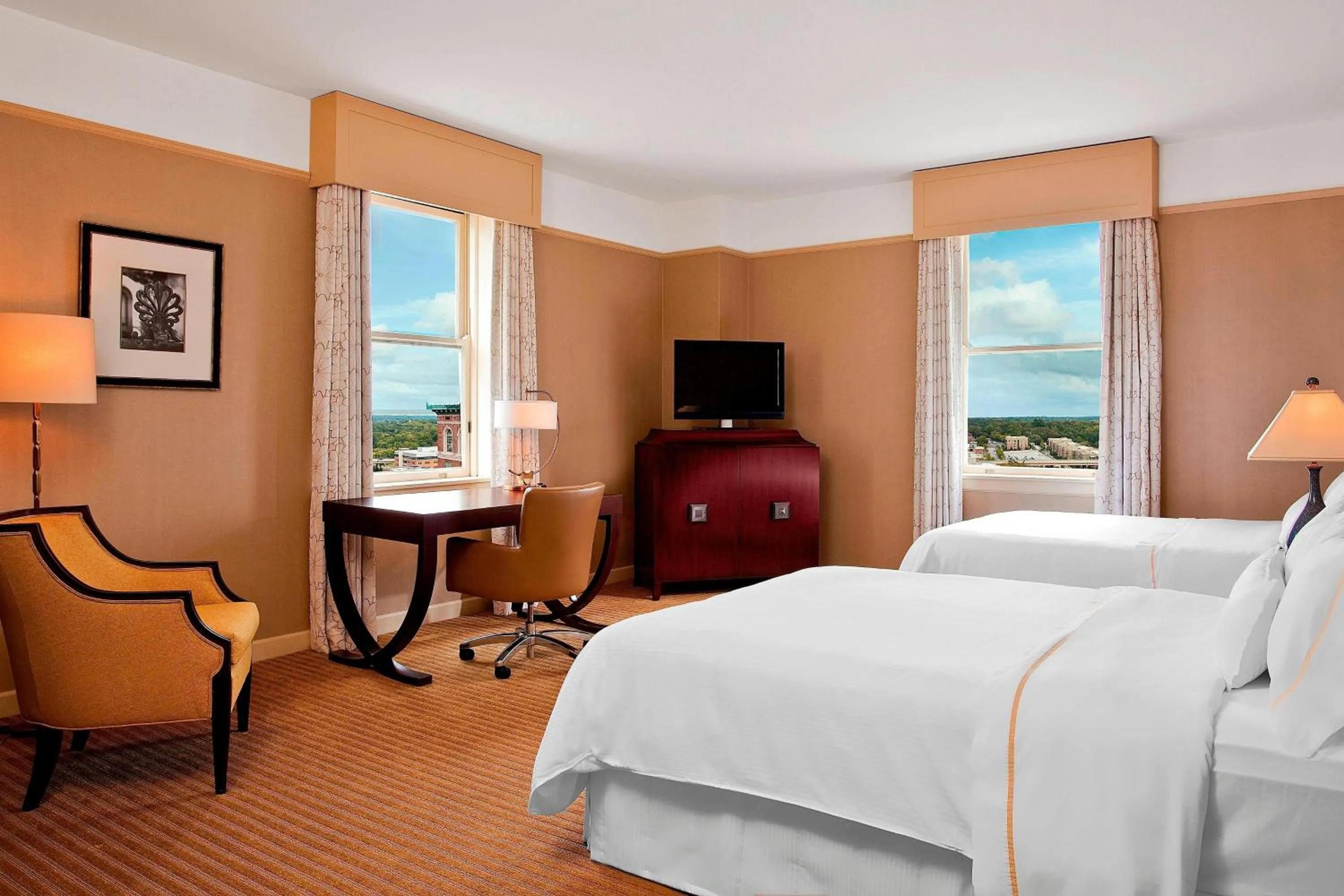 Photo of the whole room, Bed in The Westin Poinsett, Greenville