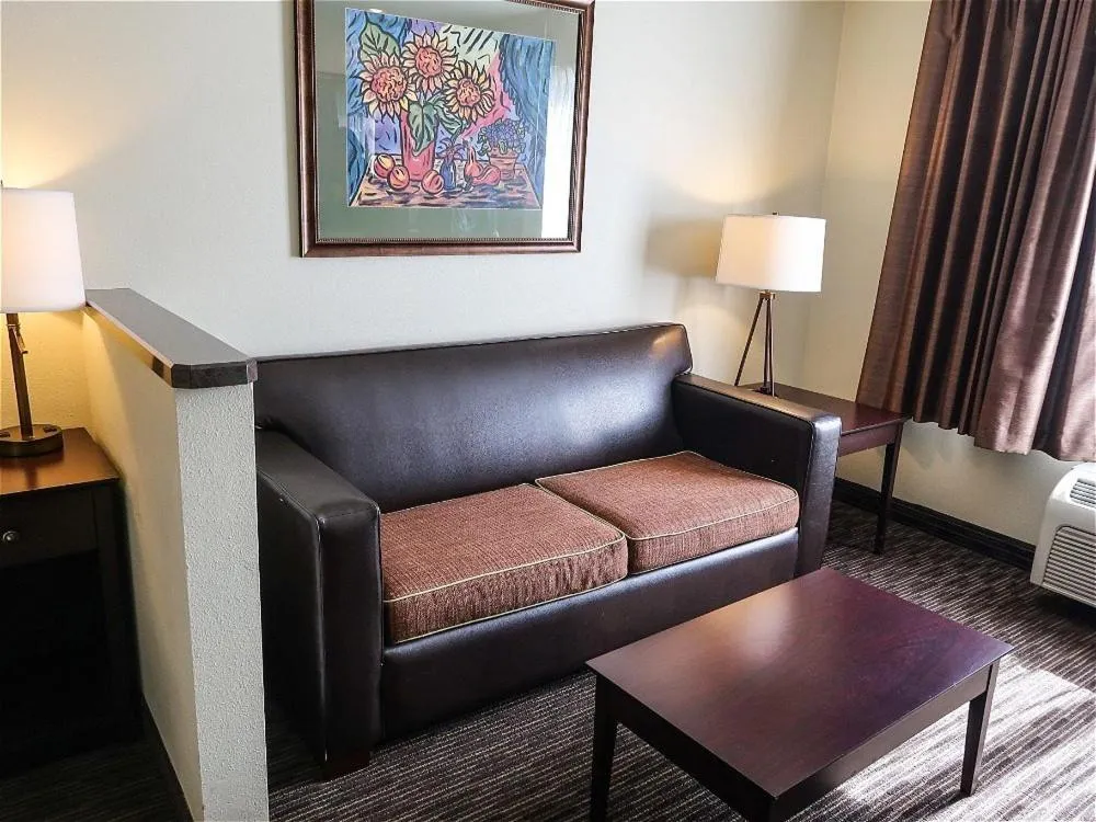 Seating area in Oxford Suites Portland - Jantzen Beach