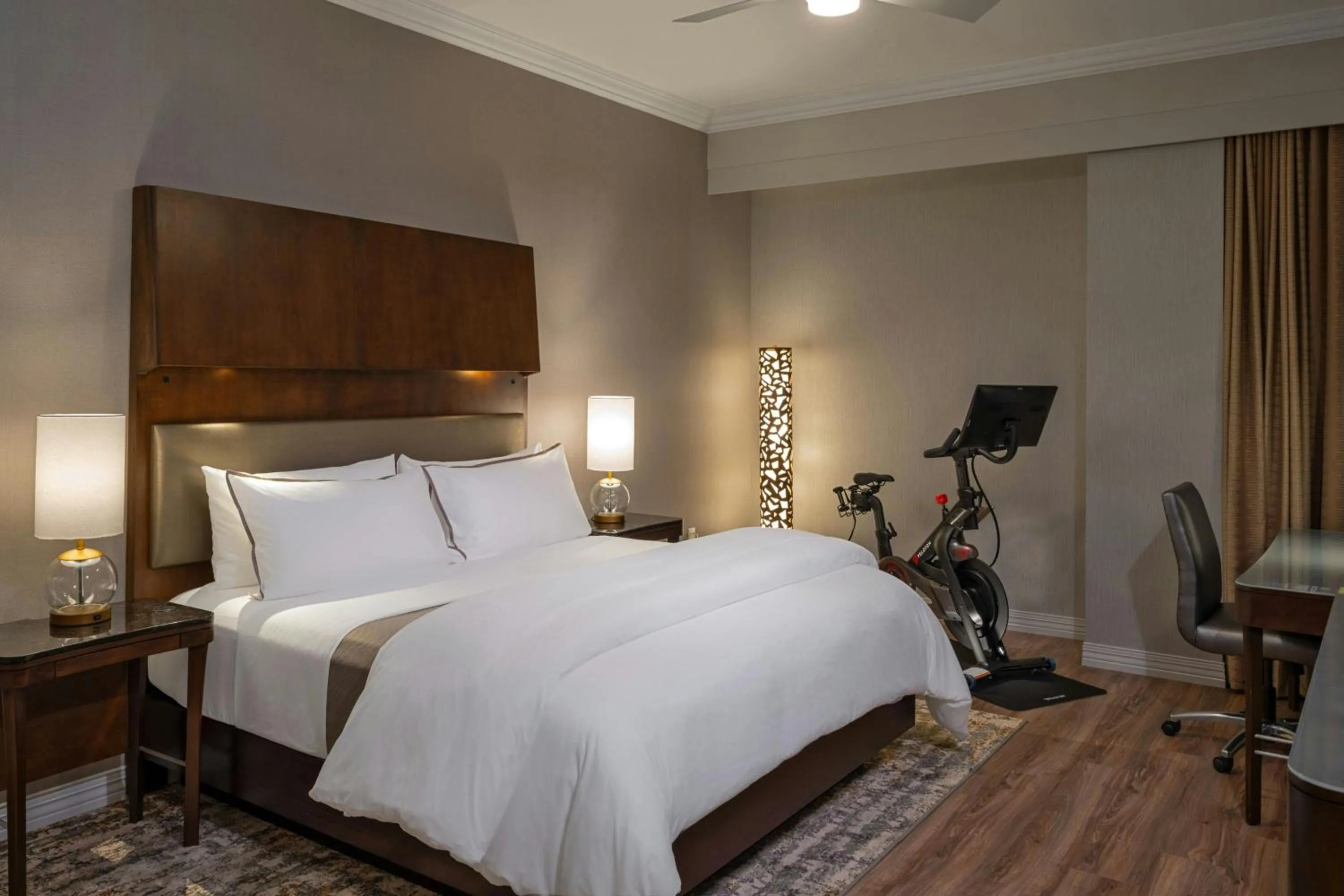 Photo of the whole room, Bed in The Westin Houston Downtown