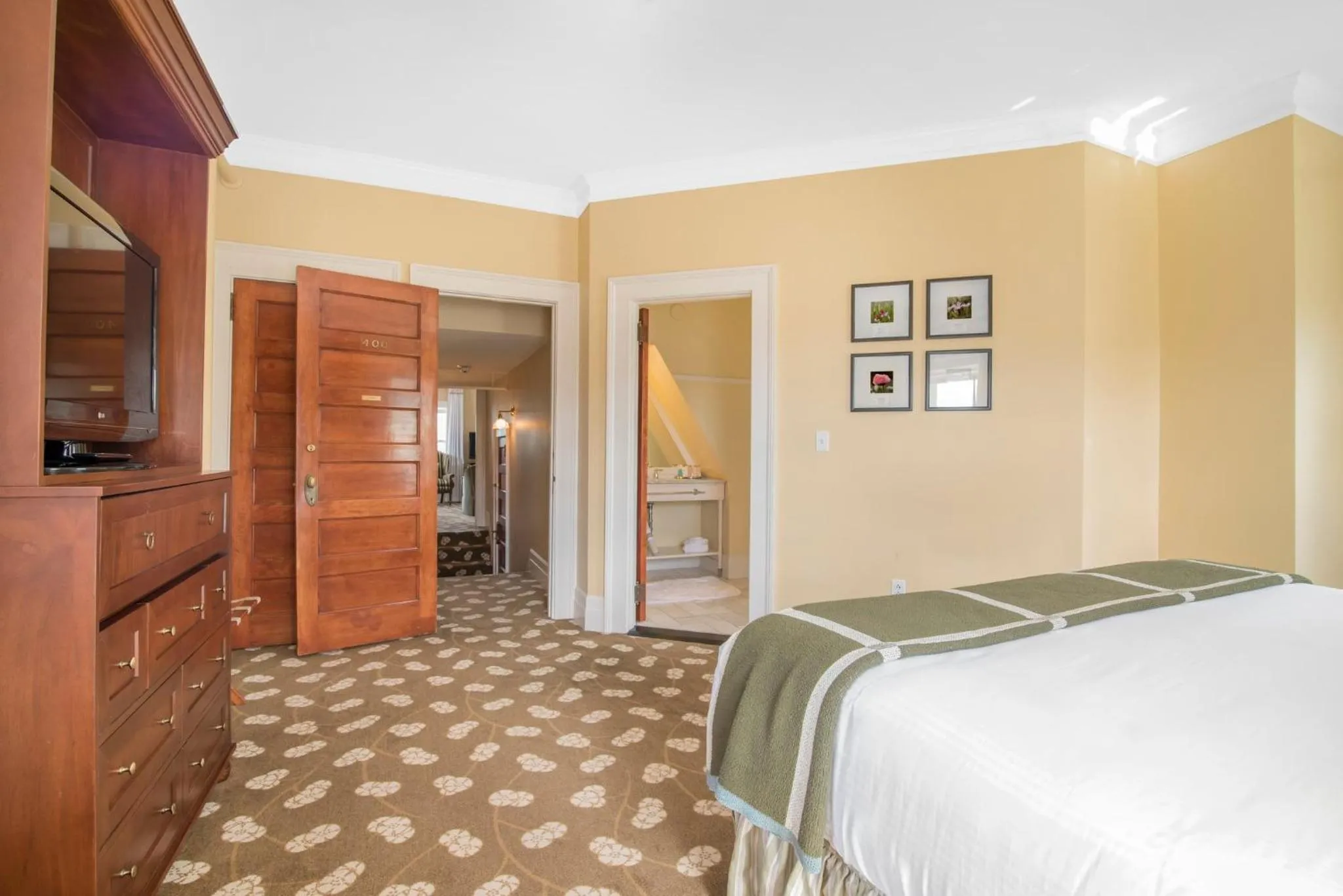 Photo of the whole room, Bed in Omni Mount Washington Resort & Spa