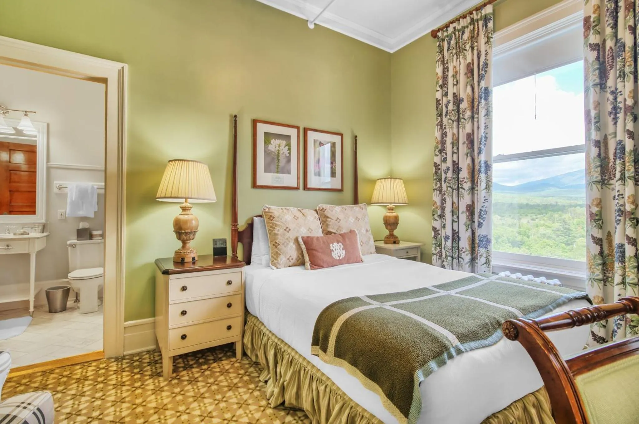 Photo of the whole room, Bed in Omni Mount Washington Resort & Spa