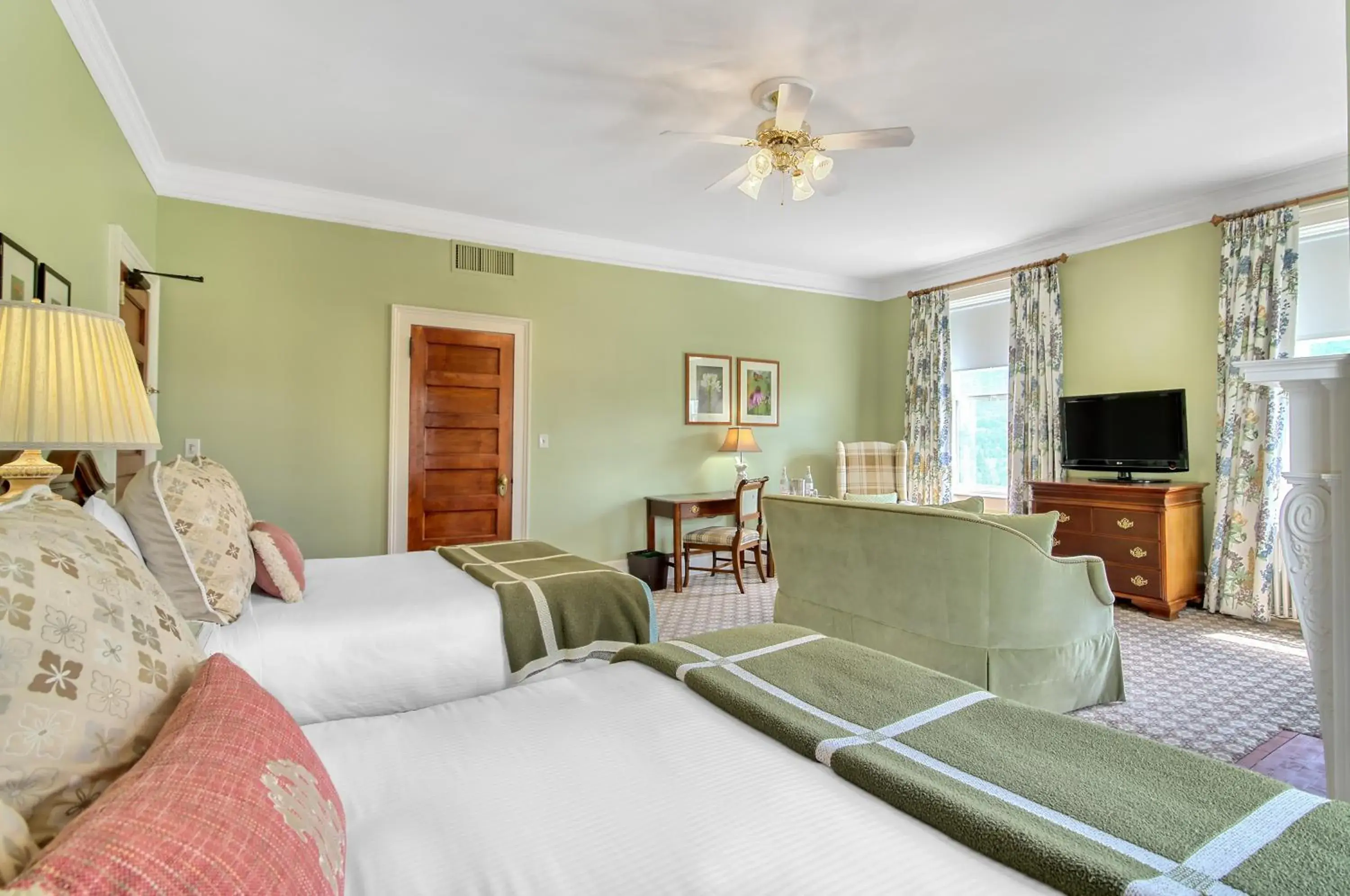 Deluxe Room 2 Queen Beds - Mountain View in Omni Mount Washington Resort & Spa Deluxe Room 2 Queen Beds - Mountain View in Omni Mount Washington Resort & Spa