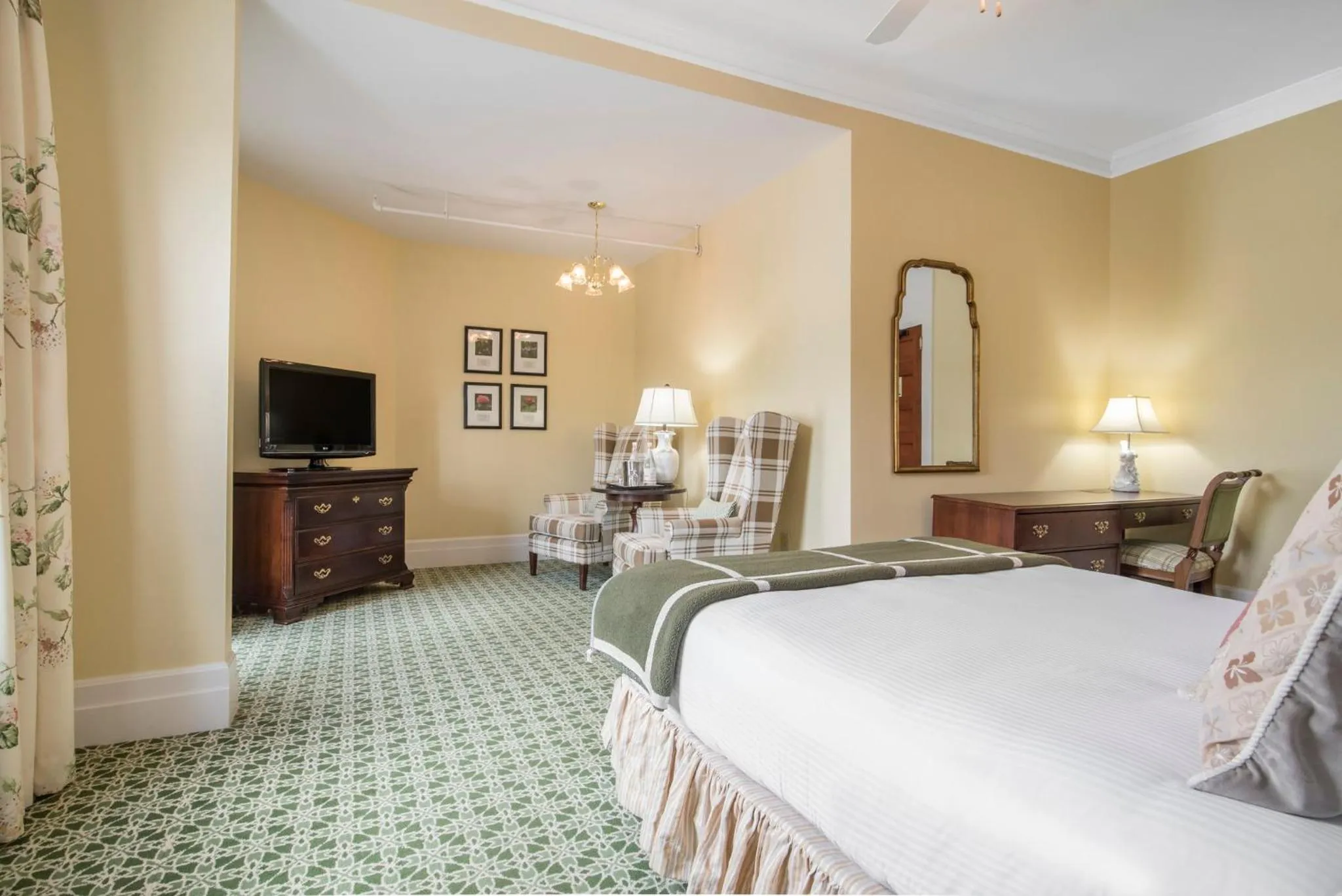 Photo of the whole room, Bed in Omni Mount Washington Resort & Spa