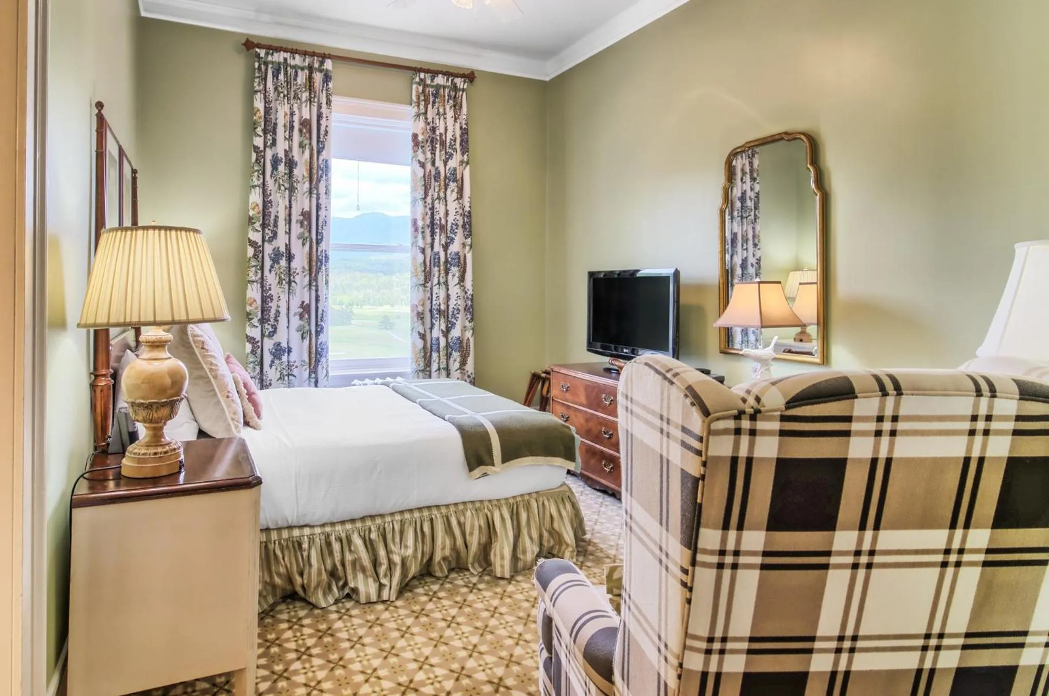 Photo of the whole room, Bed in Omni Mount Washington Resort & Spa