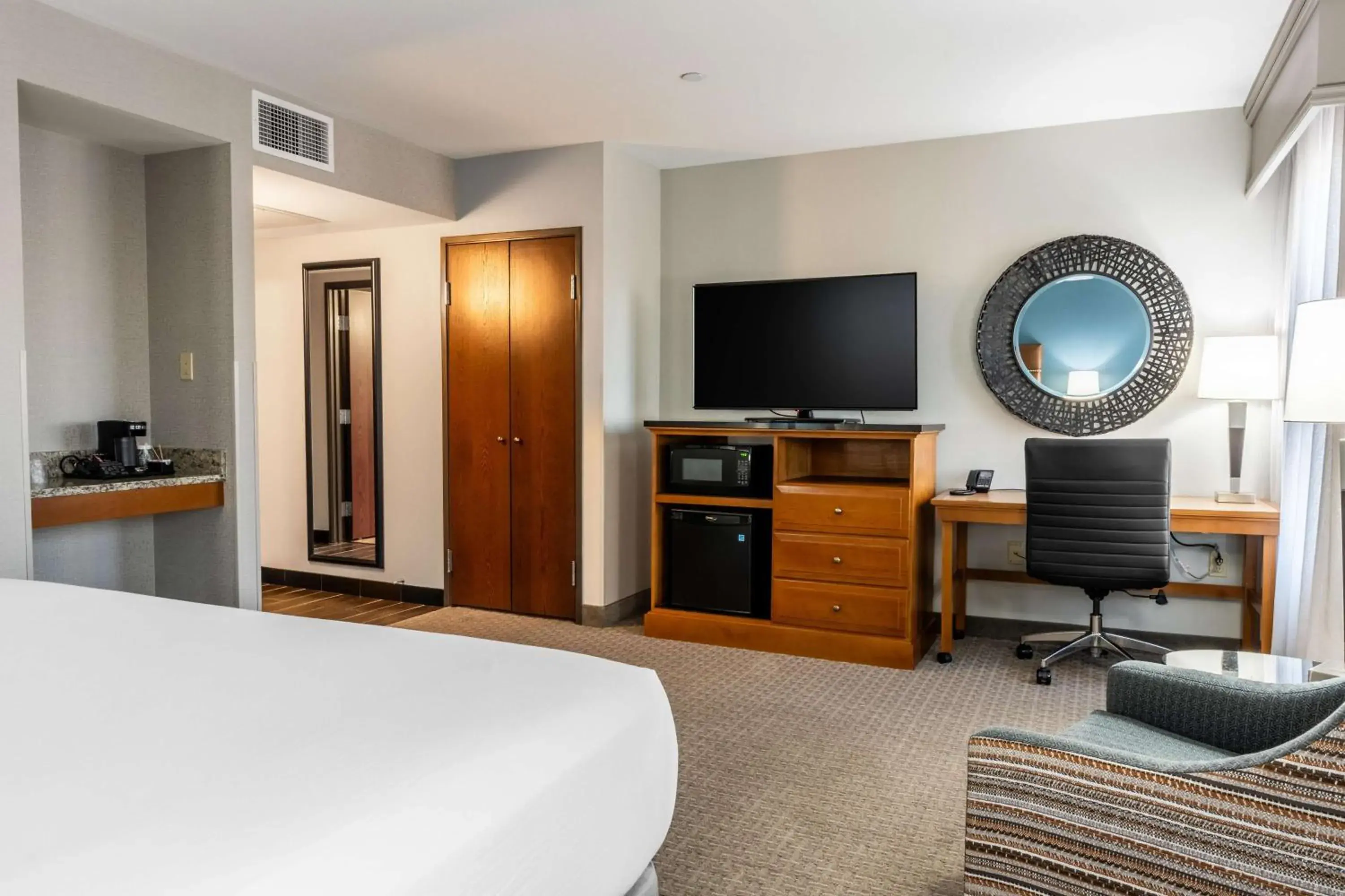 Deluxe King Room in Drury Plaza Hotel Broadview Wichita Deluxe King Room in Drury Plaza Hotel Broadview Wichita