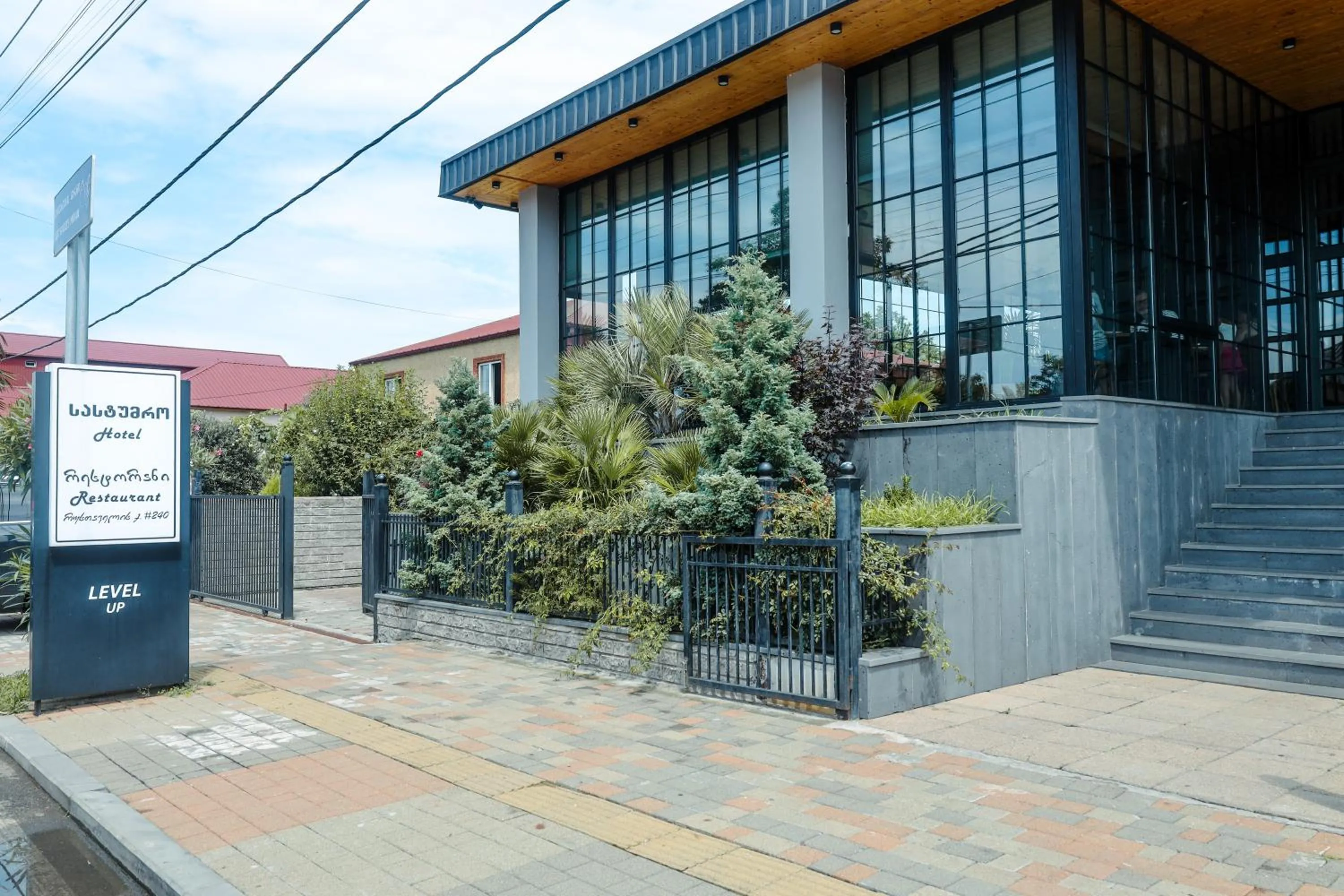 Restaurant/places to eat in Level Up Hotel & Restaurant