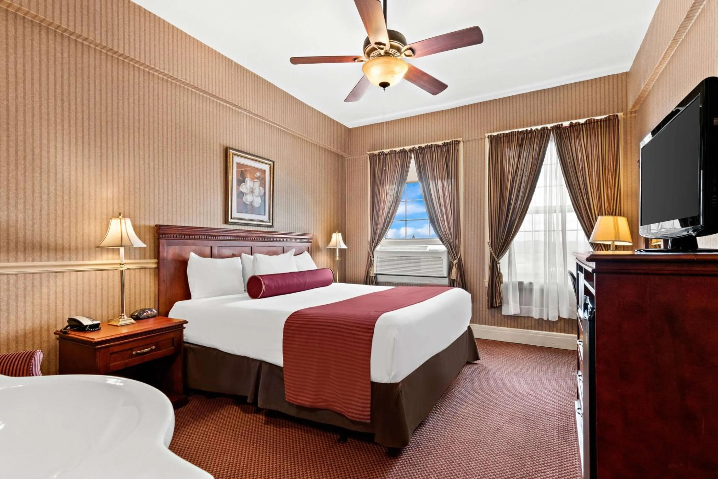 Bedroom, Bed in Genetti Hotel, SureStay Collection by Best Western