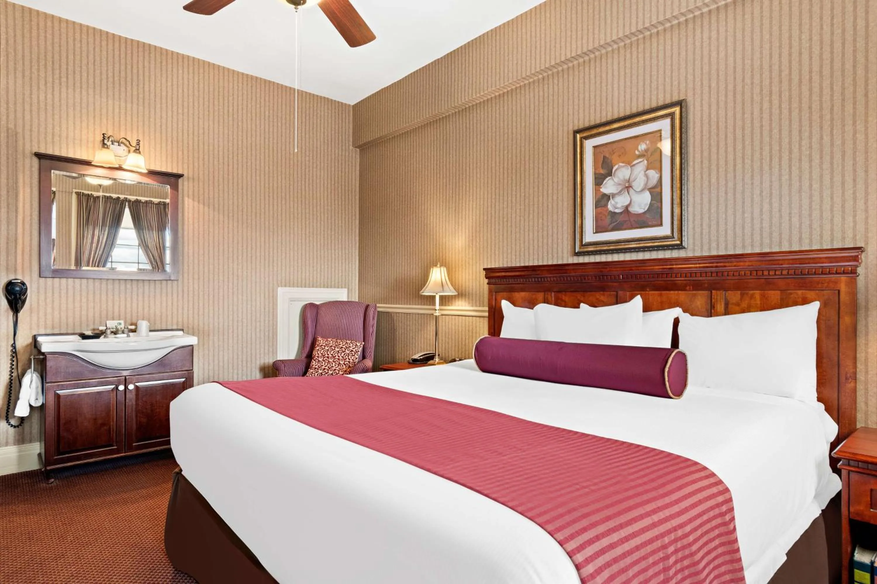 Bedroom, Bed in Genetti Hotel, SureStay Collection by Best Western