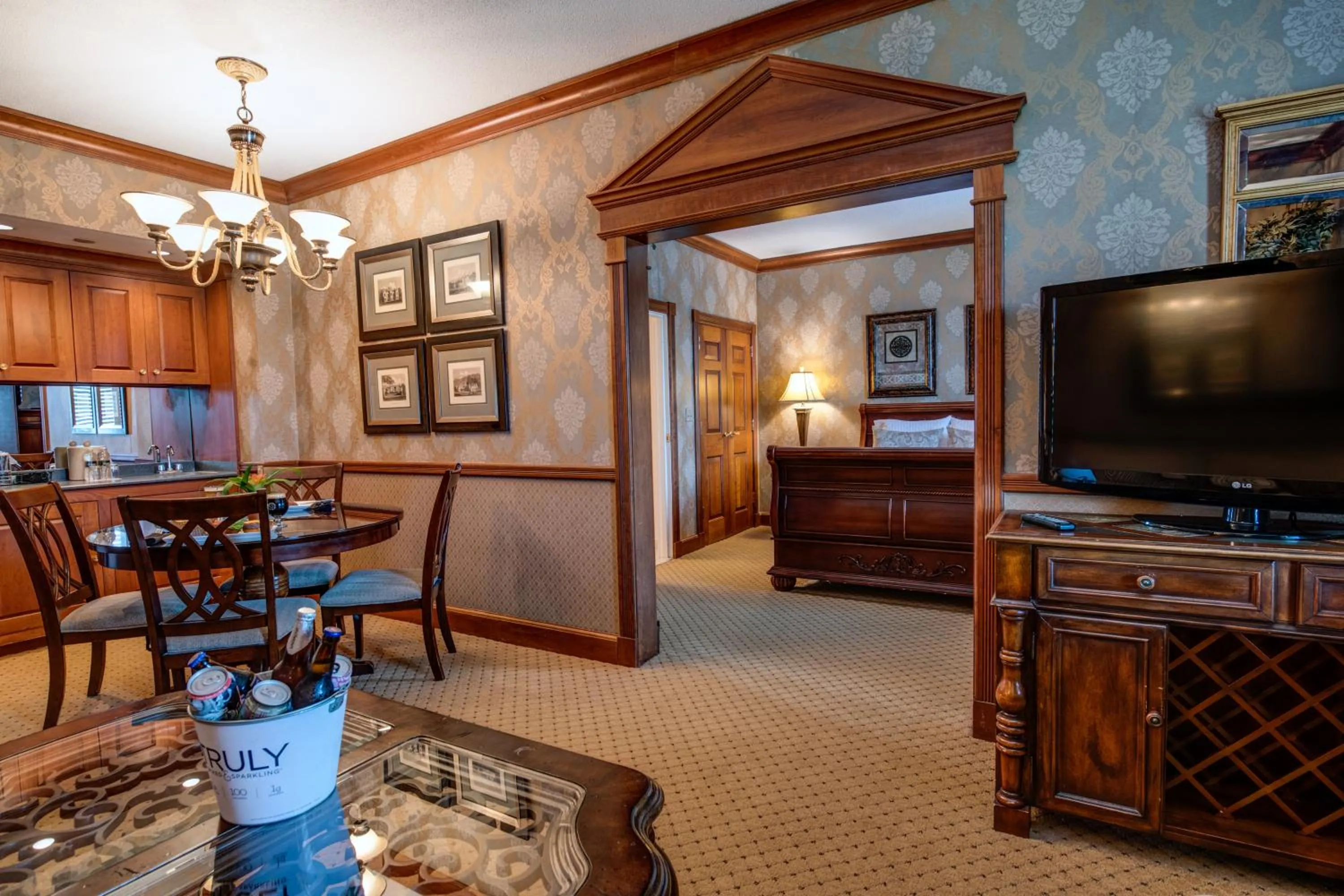 Communal lounge/ TV room in Nassau Inn