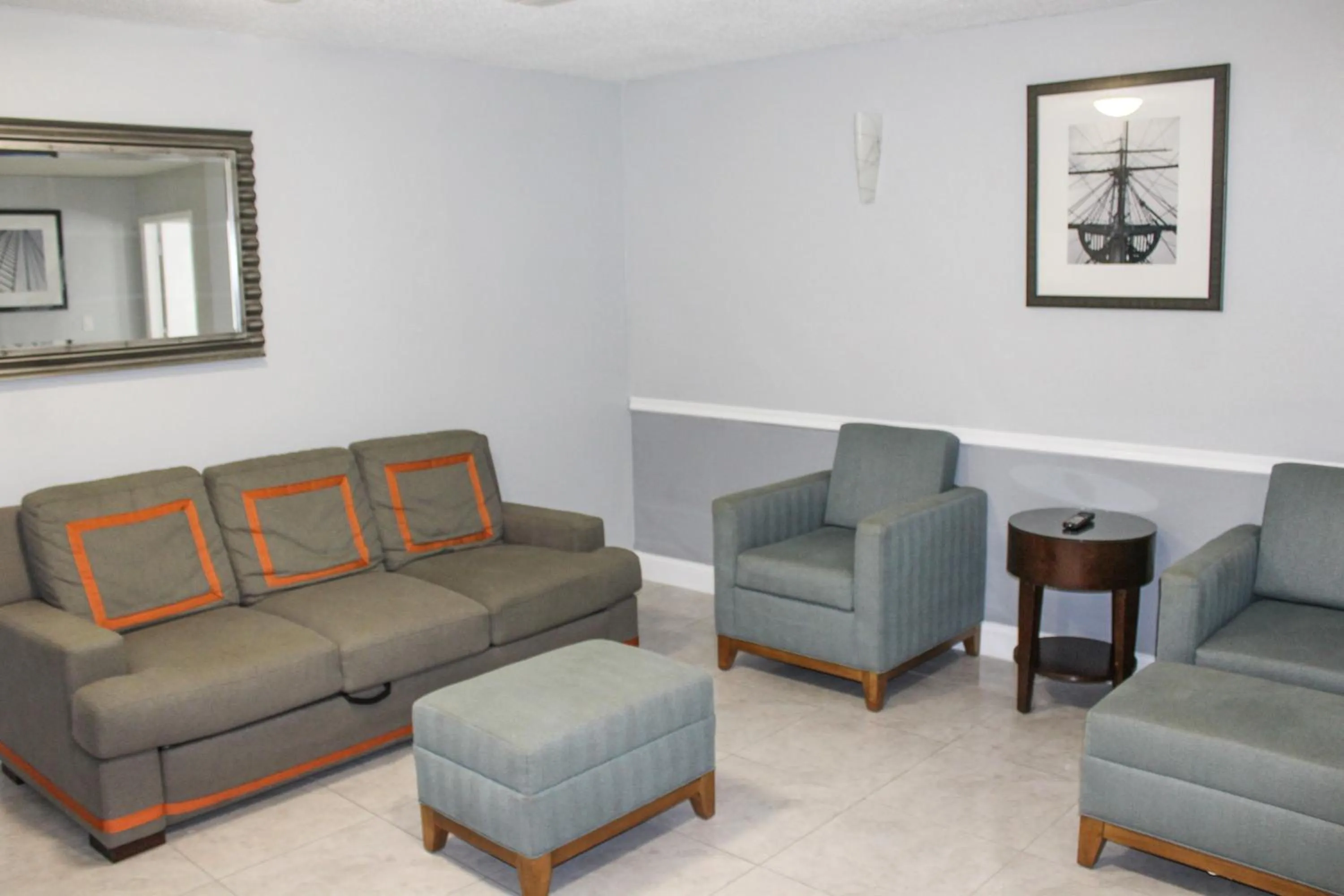 Living room, Seating Area in APM Inn & Suites - Jacksonville