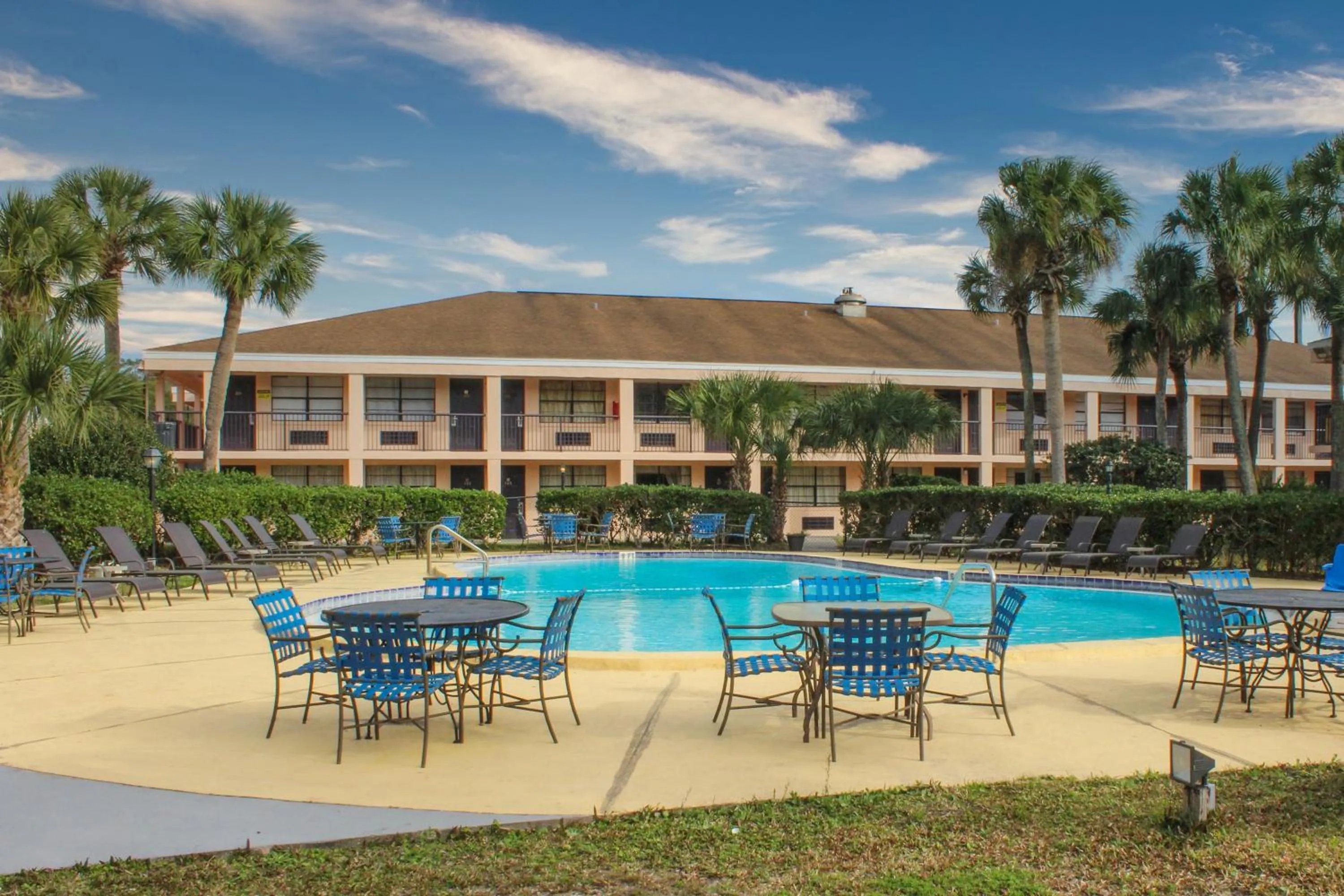Swimming Pool in APM Inn & Suites - Jacksonville