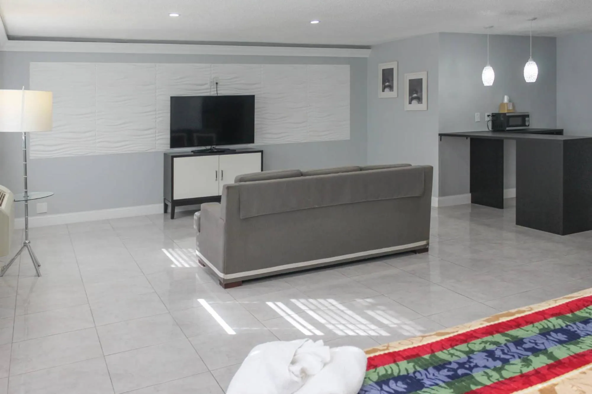 TV/Entertainment Center in APM Inn & Suites - Jacksonville